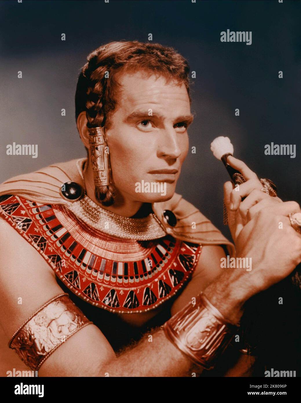 Charlton Heston Film The Ten Commandments (USA 1956) Charaktere: Moses Regie: Cecil B. DeMille 05. Oktober 1956 **WARNUNG** dieses Foto ist nur für redaktionelle Zwecke bestimmt und unterliegt dem Urheberrecht von UNIVERSAL und/oder dem Fotografen, der von der Film or Production Company zugewiesen wurde. Es kann nur durch Veröffentlichungen in Verbindung mit der Werbung für den oben genannten Film reproduziert werden. Eine obligatorische Gutschrift für UNIVERSAL ist erforderlich. Der Fotograf sollte ebenfalls angerechnet werden, wenn er bekannt ist. Ohne schriftliche Genehmigung der Film Company kann keine kommerzielle Nutzung gewährt werden. Stockfoto