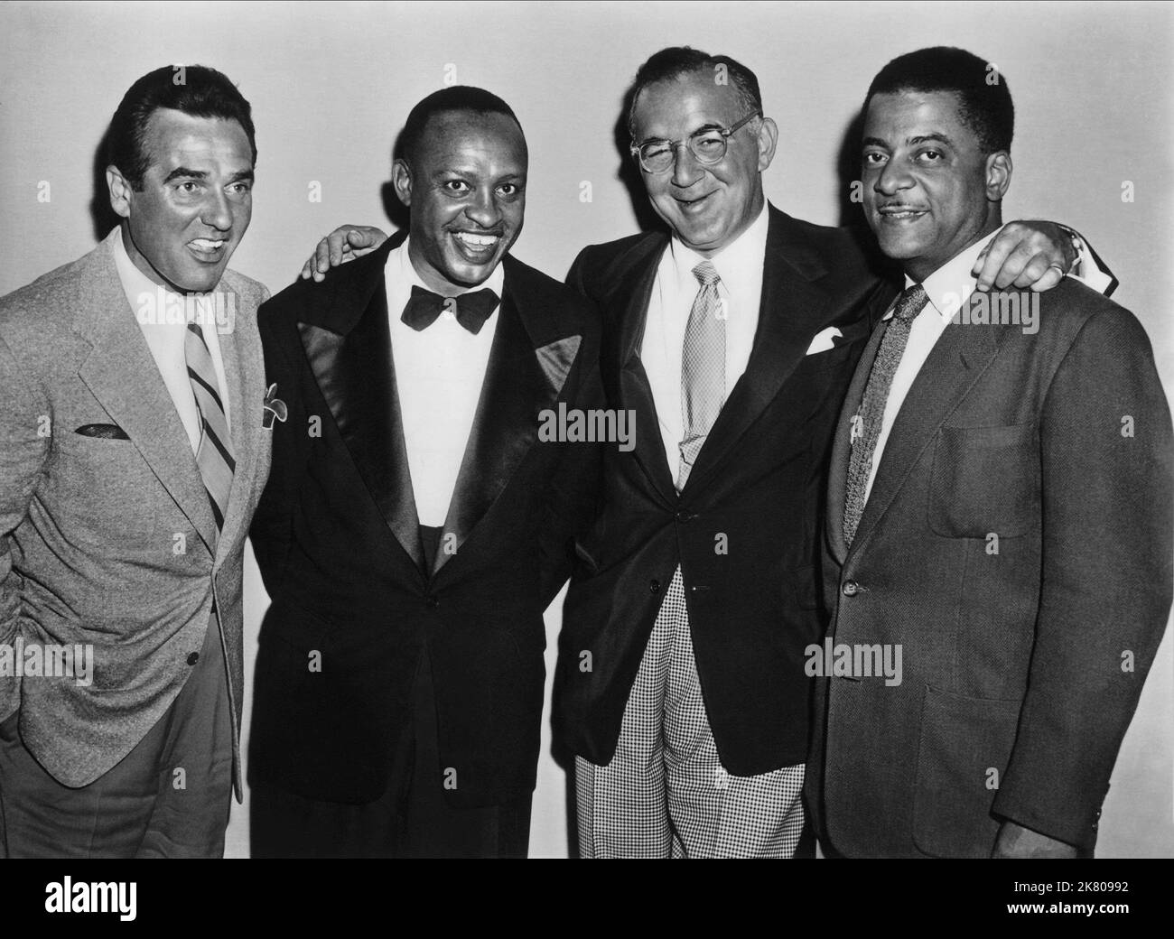 Gene Krupa, Lionel Hampton, Benny Goodman, Teddy Wilson Film: The Benny Goodman Story (1959) Charaktere: Sich Selbst - Drums,Sich Selbst - Vibraphon,Benny Goodman,Sich - Pianist Regie: Valentine Davis 01. Dezember 1955 **WARNUNG** Dieses Foto ist nur für redaktionelle Zwecke bestimmt und unterliegt dem Copyright von UI und/oder dem Fotografen, der von der Film- oder Produktionsfirma beauftragt wurde und darf nur von Publikationen im Zusammenhang mit der Bewerbung des oben genannten Films reproduziert werden. Eine obligatorische Gutschrift an die Benutzeroberfläche ist erforderlich. Der Fotograf sollte auch bei Bekanntwerden des Fotos gutgeschrieben werden. Ohne Writ kann keine kommerzielle Nutzung gewährt werden Stockfoto