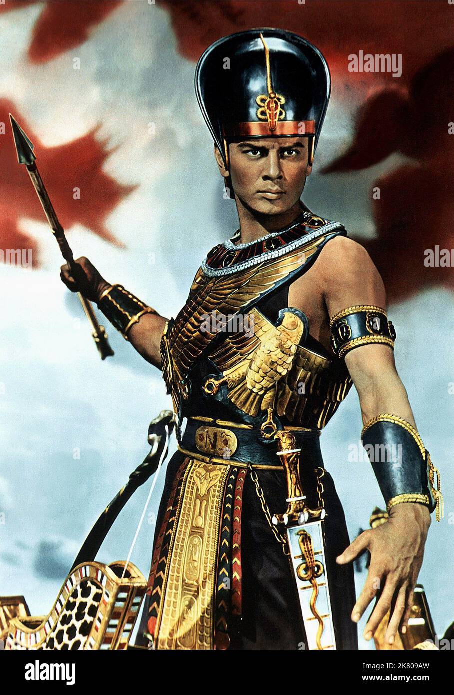 YUL Brynner Film The Ten Commandments (USA 1956) Charaktere: Rameses Regie: Cecil B. DeMille 05. Oktober 1956 **WARNUNG** dieses Foto ist nur für redaktionelle Zwecke bestimmt und unterliegt dem Urheberrecht von UNIVERSAL und/oder dem Fotografen, der von der Film or Production Company zugewiesen wurde. Es kann nur durch Veröffentlichungen in Verbindung mit der Werbung für den oben genannten Film reproduziert werden. Eine obligatorische Gutschrift für UNIVERSAL ist erforderlich. Der Fotograf sollte ebenfalls angerechnet werden, wenn er bekannt ist. Ohne schriftliche Genehmigung der Film Company kann keine kommerzielle Nutzung gewährt werden. Stockfoto