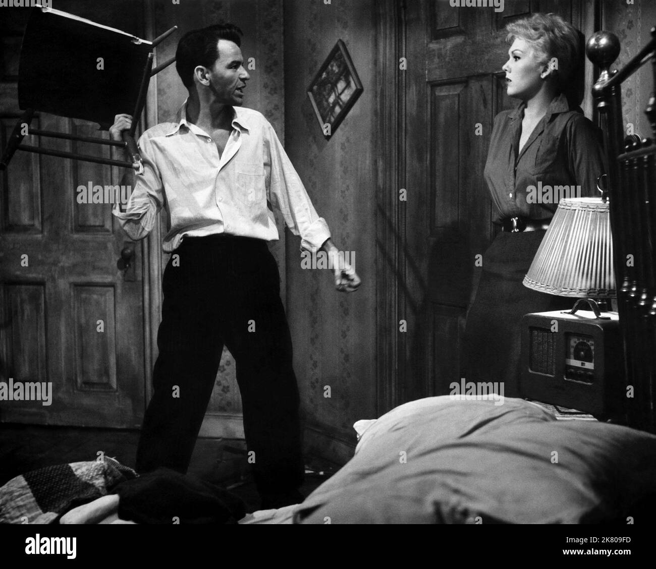 Frank Sinatra & Kim Novak Film: Der Mann Mit Dem Goldenen Arm (1955) Charaktere: Frankie Machine & Molly Regie: Otto Preminger 14 December 1955 **WARNUNG** Dieses Foto ist nur für redaktionelle Verwendung bestimmt und unterliegt dem Copyright von UNITED ARTISTS und/oder dem von der Film- oder Produktionsgesellschaft beauftragten Fotografen und kann nur durch Publikationen im Zusammenhang mit der Bewerbung des oben genannten Films reproduziert werden. Eine obligatorische Gutschrift für UNITED ARTISTS ist erforderlich. Der Fotograf sollte auch bei Bekanntwerden des Fotos gutgeschrieben werden. Ohne schriftliche Genehmigung der Film Company kann keine kommerzielle Nutzung gewährt werden. Stockfoto