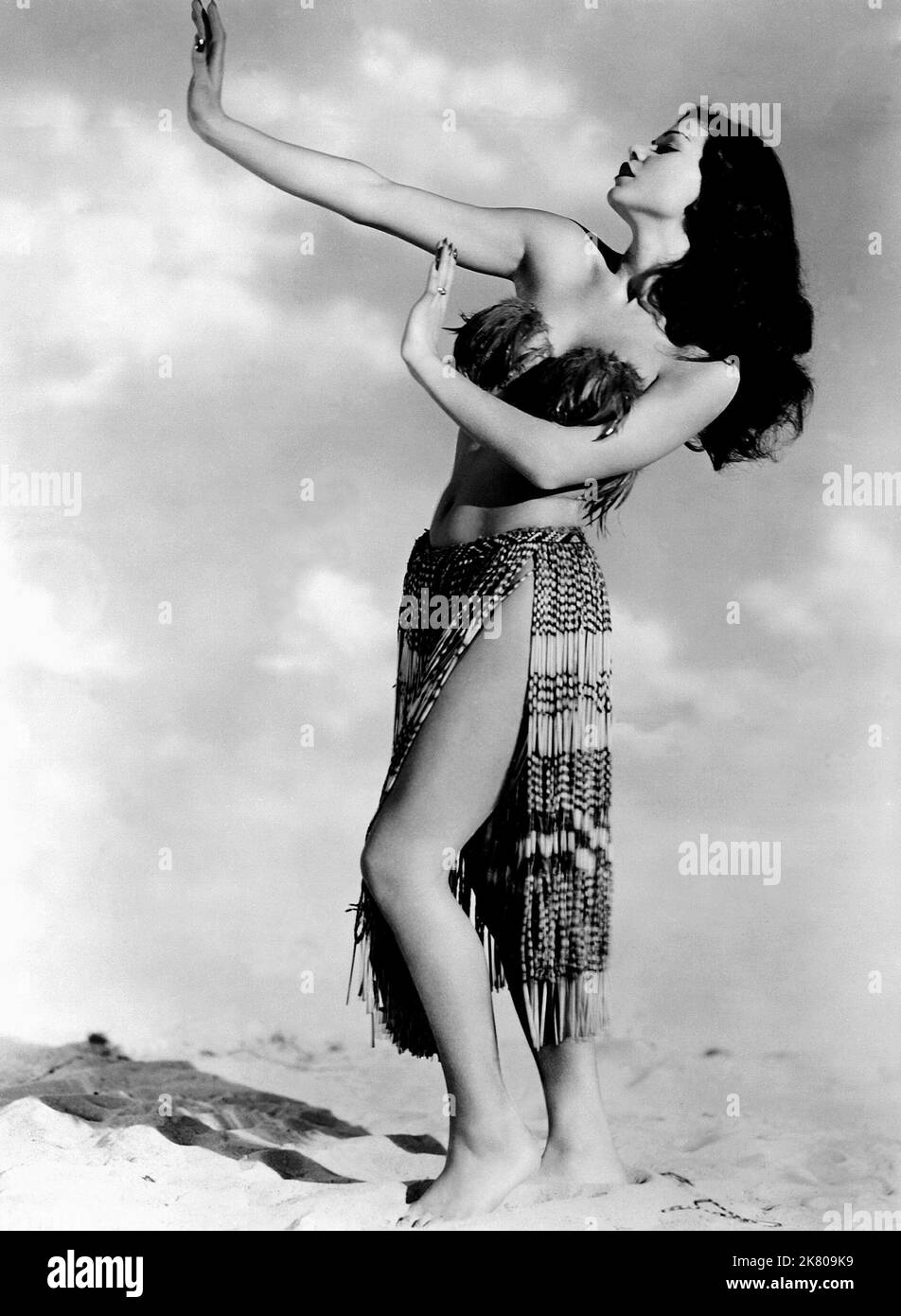Laya Raki Film The Seekers (1954) Charaktere: Moana Regie: Ken Annakin 08. November 1954 **WARNUNG** dieses Foto ist nur für redaktionelle Zwecke bestimmt und unterliegt dem Urheberrecht des von der Film- oder Produktionsgesellschaft beauftragten Fotografen und kann nur durch Veröffentlichungen in Verbindung mit der Werbung für den obigen Film reproduziert werden. Für die EINSTUFUNG ist eine erforderliche Gutschrift erforderlich. Der Fotograf sollte ebenfalls angerechnet werden, wenn er bekannt ist. Ohne schriftliche Genehmigung der Film Company kann keine kommerzielle Nutzung gewährt werden. Stockfoto