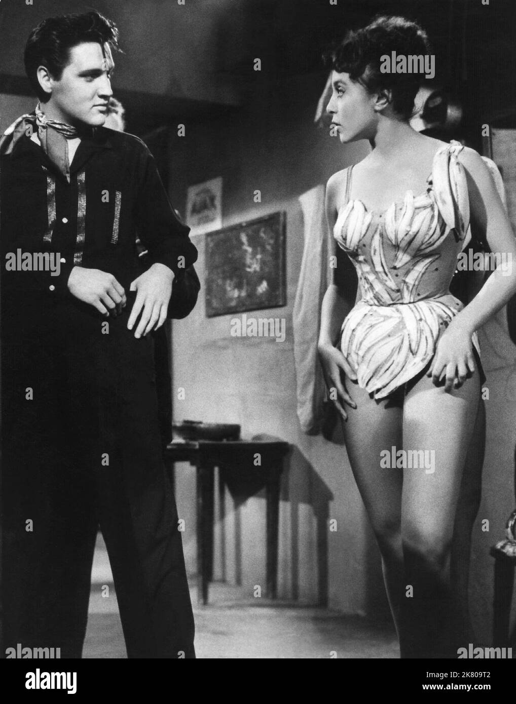 Elvis Presley & Liliane Montevecchi Film: King Creole (USA 1958) Charaktere: Danny Fisher,Forty Nina Regie: Michael Curtiz 02 July 1958 **WARNUNG** Dieses Foto ist nur für redaktionelle Zwecke bestimmt und unterliegt dem Copyright von PARAMOUNT und/oder des Fotografen, der von der Film- oder Produktionsfirma beauftragt wurde und darf nur von Publikationen im Zusammenhang mit der Bewerbung des oben genannten Films reproduziert werden. Eine obligatorische Gutschrift an PARAMOUNT ist erforderlich. Der Fotograf sollte auch bei Bekanntwerden des Fotos gutgeschrieben werden. Ohne schriftliche Genehmigung der Film Company kann keine kommerzielle Nutzung gewährt werden. Stockfoto