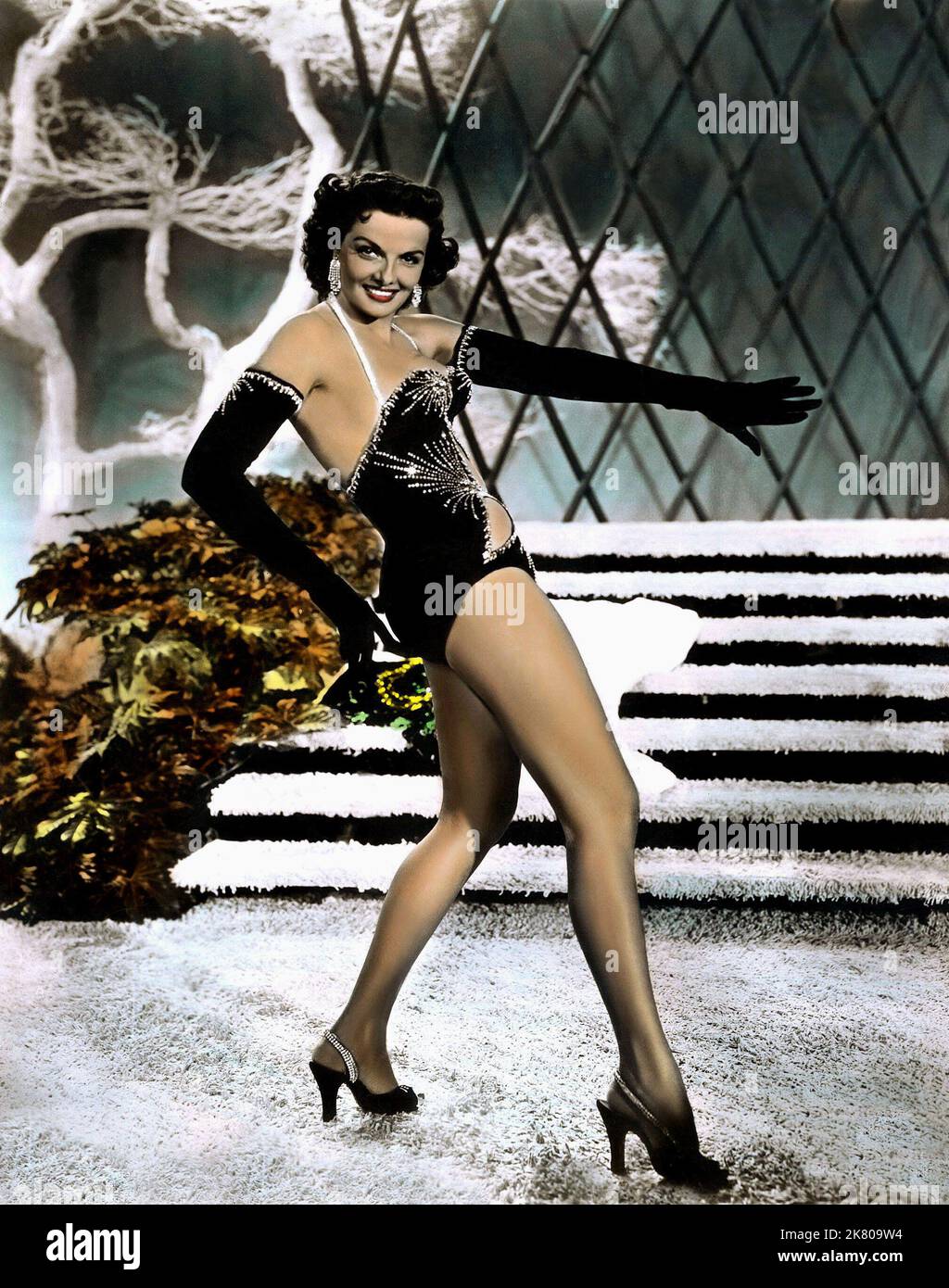 Jane Russell Film The French Line (USA 1953) Charaktere: Mary 'Mame' Carson Regie: Lloyd Bacon 29. Dezember 1953 **WARNUNG** dieses Foto ist nur für redaktionelle Zwecke bestimmt und unterliegt dem Urheberrecht von RKO und/oder dem Fotografen, der von der Film- oder Produktionsgesellschaft beauftragt wurde, und kann nur durch Veröffentlichungen in Verbindung mit der Werbung für den oben genannten Film reproduziert werden. Eine obligatorische Gutschrift an RKO ist erforderlich. Der Fotograf sollte ebenfalls angerechnet werden, wenn er bekannt ist. Ohne schriftliche Genehmigung der Film Company kann keine kommerzielle Nutzung gewährt werden. Stockfoto