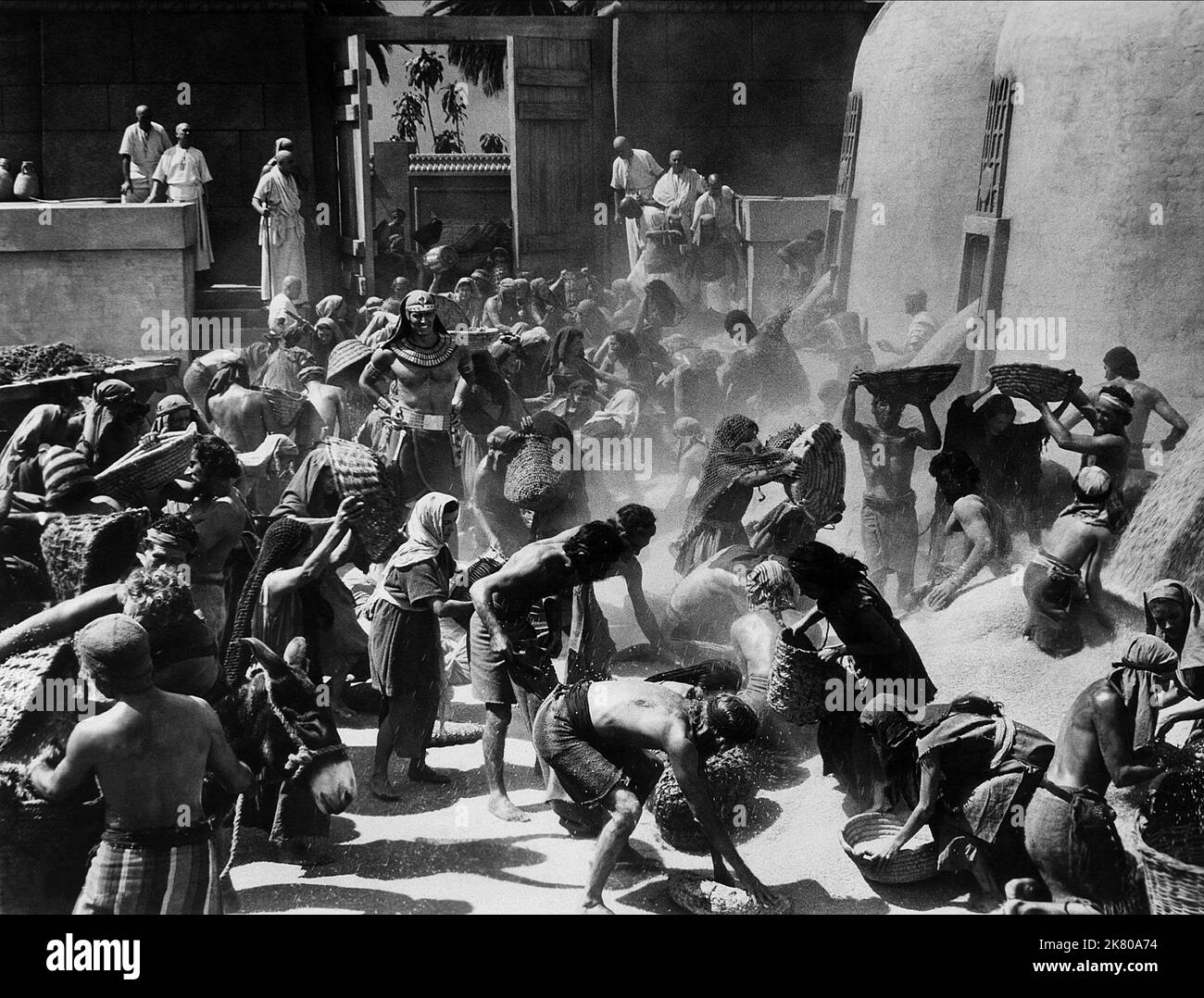 Crowds Collect Grain Film: Die zehn Gebote (USA 1956) Regie: Cecil B. DeMille 05 October 1956 **WARNUNG** Dieses Foto ist nur für den redaktionellen Gebrauch bestimmt und unterliegt dem Copyright von UNIVERSAL und/oder dem Fotografen, der von der Film- oder Produktionsfirma beauftragt wurde und darf nur durch Publikationen im Zusammenhang mit der Bewerbung des oben genannten Films reproduziert werden. Eine obligatorische Gutschrift an UNIVERSAL ist erforderlich. Der Fotograf sollte auch bei Bekanntwerden des Fotos gutgeschrieben werden. Ohne schriftliche Genehmigung der Film Company kann keine kommerzielle Nutzung gewährt werden. Stockfoto