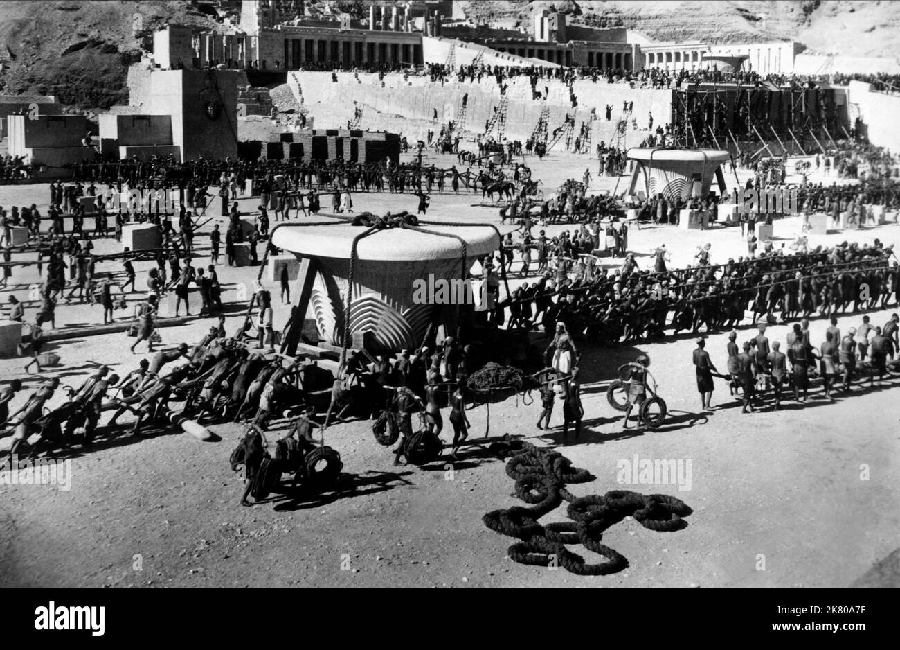 Slave Scene Film The Ten Commandments (USA 1956) Regie: Cecil B. DeMille 05 Oktober 1956 **WARNUNG** dieses Foto ist nur für redaktionelle Zwecke bestimmt und unterliegt dem Urheberrecht von UNIVERSAL und/oder dem Fotografen, der von der Film- oder Produktionsgesellschaft beauftragt wurde. Es kann nur durch Veröffentlichungen in Verbindung mit der Werbung für den obigen Film reproduziert werden. Eine obligatorische Gutschrift für UNIVERSAL ist erforderlich. Der Fotograf sollte ebenfalls angerechnet werden, wenn er bekannt ist. Ohne schriftliche Genehmigung der Film Company kann keine kommerzielle Nutzung gewährt werden. Stockfoto