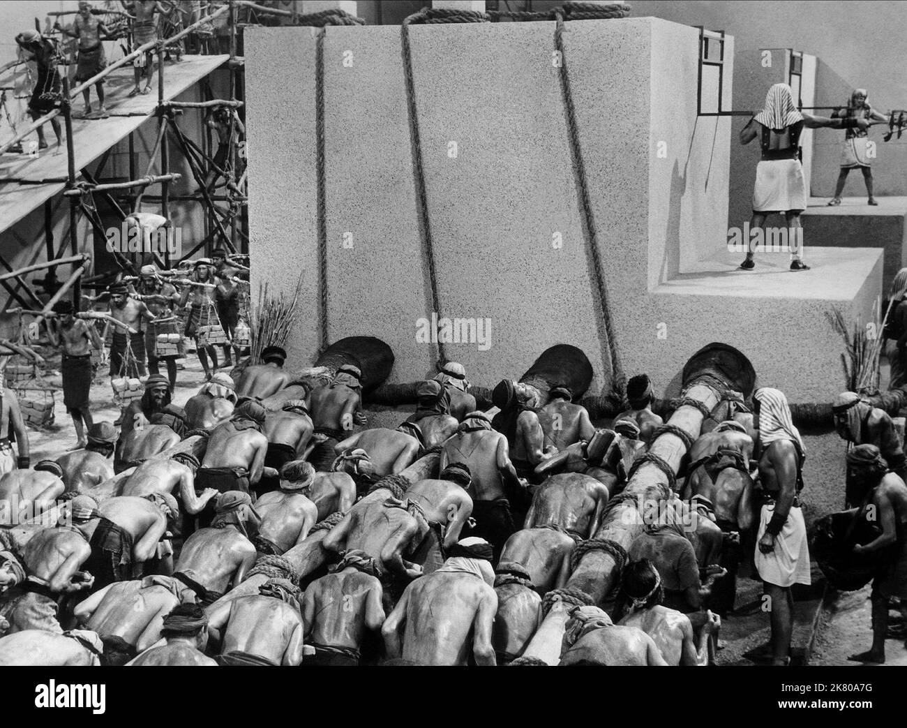 Slave Scene Film The Ten Commandments (USA 1956) Regie: Cecil B. DeMille 05 Oktober 1956 **WARNUNG** dieses Foto ist nur für redaktionelle Zwecke bestimmt und unterliegt dem Urheberrecht von UNIVERSAL und/oder dem Fotografen, der von der Film- oder Produktionsgesellschaft beauftragt wurde. Es kann nur durch Veröffentlichungen in Verbindung mit der Werbung für den obigen Film reproduziert werden. Eine obligatorische Gutschrift für UNIVERSAL ist erforderlich. Der Fotograf sollte ebenfalls angerechnet werden, wenn er bekannt ist. Ohne schriftliche Genehmigung der Film Company kann keine kommerzielle Nutzung gewährt werden. Stockfoto