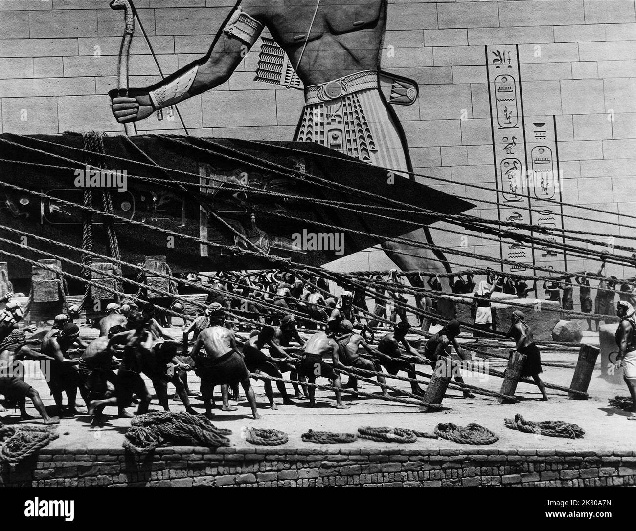 Slave Scene Film The Ten Commandments (USA 1956) Regie: Cecil B. DeMille 05 Oktober 1956 **WARNUNG** dieses Foto ist nur für redaktionelle Zwecke bestimmt und unterliegt dem Urheberrecht von UNIVERSAL und/oder dem Fotografen, der von der Film- oder Produktionsgesellschaft beauftragt wurde. Es kann nur durch Veröffentlichungen in Verbindung mit der Werbung für den obigen Film reproduziert werden. Eine obligatorische Gutschrift für UNIVERSAL ist erforderlich. Der Fotograf sollte ebenfalls angerechnet werden, wenn er bekannt ist. Ohne schriftliche Genehmigung der Film Company kann keine kommerzielle Nutzung gewährt werden. Stockfoto