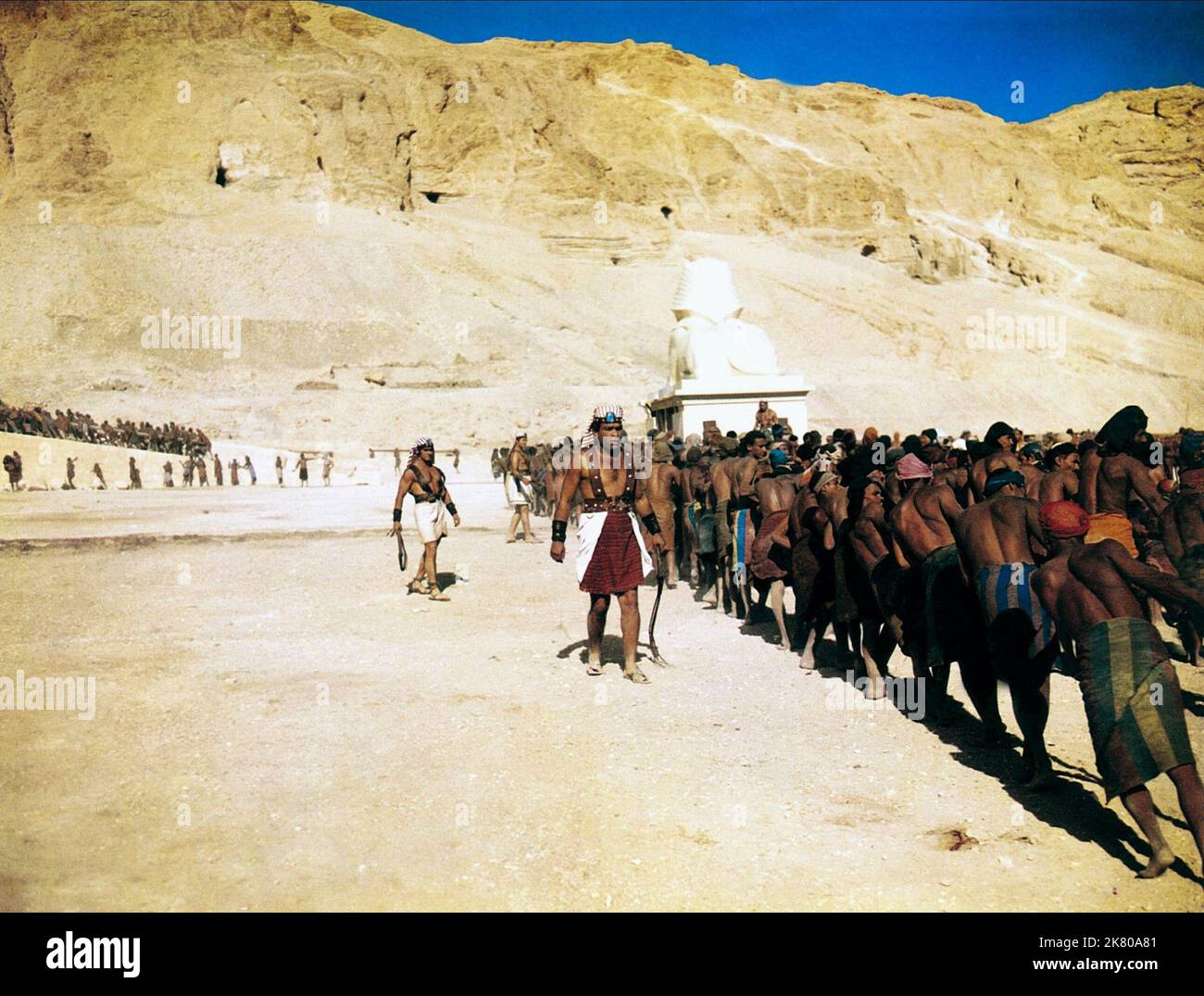 Slave Scene Film The Ten Commandments (USA 1956) Regie: Cecil B. DeMille 05 Oktober 1956 **WARNUNG** dieses Foto ist nur für redaktionelle Zwecke bestimmt und unterliegt dem Urheberrecht von UNIVERSAL und/oder dem Fotografen, der von der Film- oder Produktionsgesellschaft beauftragt wurde. Es kann nur durch Veröffentlichungen in Verbindung mit der Werbung für den obigen Film reproduziert werden. Eine obligatorische Gutschrift für UNIVERSAL ist erforderlich. Der Fotograf sollte ebenfalls angerechnet werden, wenn er bekannt ist. Ohne schriftliche Genehmigung der Film Company kann keine kommerzielle Nutzung gewährt werden. Stockfoto
