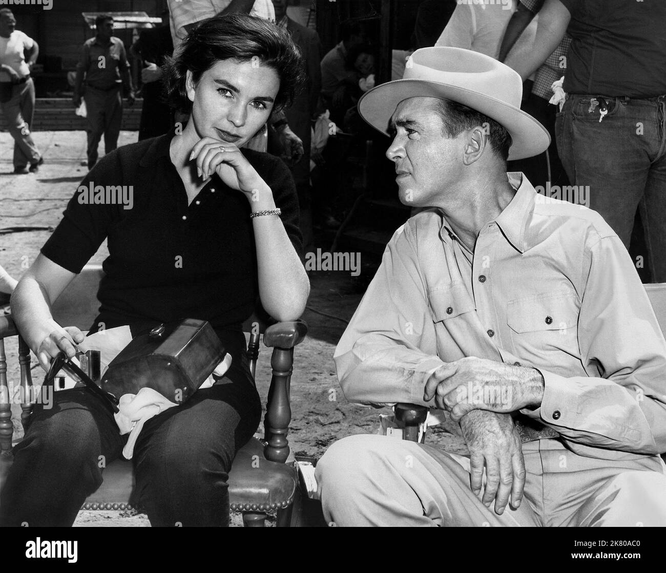 Jean Simmons & James Stewart Film The FBI Story (1956) Charaktere: & John Michael ('Chip') Hardesty 01. Oktober 1959 **WARNUNG** dieses Foto ist nur für redaktionelle Zwecke bestimmt und unterliegt dem Urheberrecht von WARNER BROS und/oder dem Fotografen, der von der Film- oder Produktionsgesellschaft zugewiesen wurde. Es kann nur durch Veröffentlichungen in Verbindung mit der Werbung für den oben genannten Film reproduziert werden. Eine obligatorische Gutschrift für WARNER BROS ist erforderlich. Der Fotograf sollte ebenfalls angerechnet werden, wenn er bekannt ist. Ohne schriftliche Genehmigung der Film Company kann keine kommerzielle Nutzung gewährt werden. Stockfoto