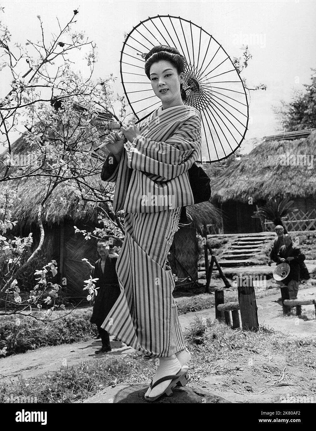 Machiko Kyo Film: Teahouse Of The August Moon (1956) Regie: Daniel Mann 29. November 1956 **WARNUNG** Dieses Foto ist nur für redaktionelle Zwecke bestimmt und unterliegt dem Copyright von MGM und/oder dem von der Film- oder Produktionsfirma beauftragten Fotografen und kann nur durch Publikationen im Zusammenhang mit der Bewerbung des oben genannten Films reproduziert werden. Eine obligatorische Gutschrift an MGM ist erforderlich. Der Fotograf sollte auch bei Bekanntwerden des Fotos gutgeschrieben werden. Ohne schriftliche Genehmigung der Film Company kann keine kommerzielle Nutzung gewährt werden. Stockfoto