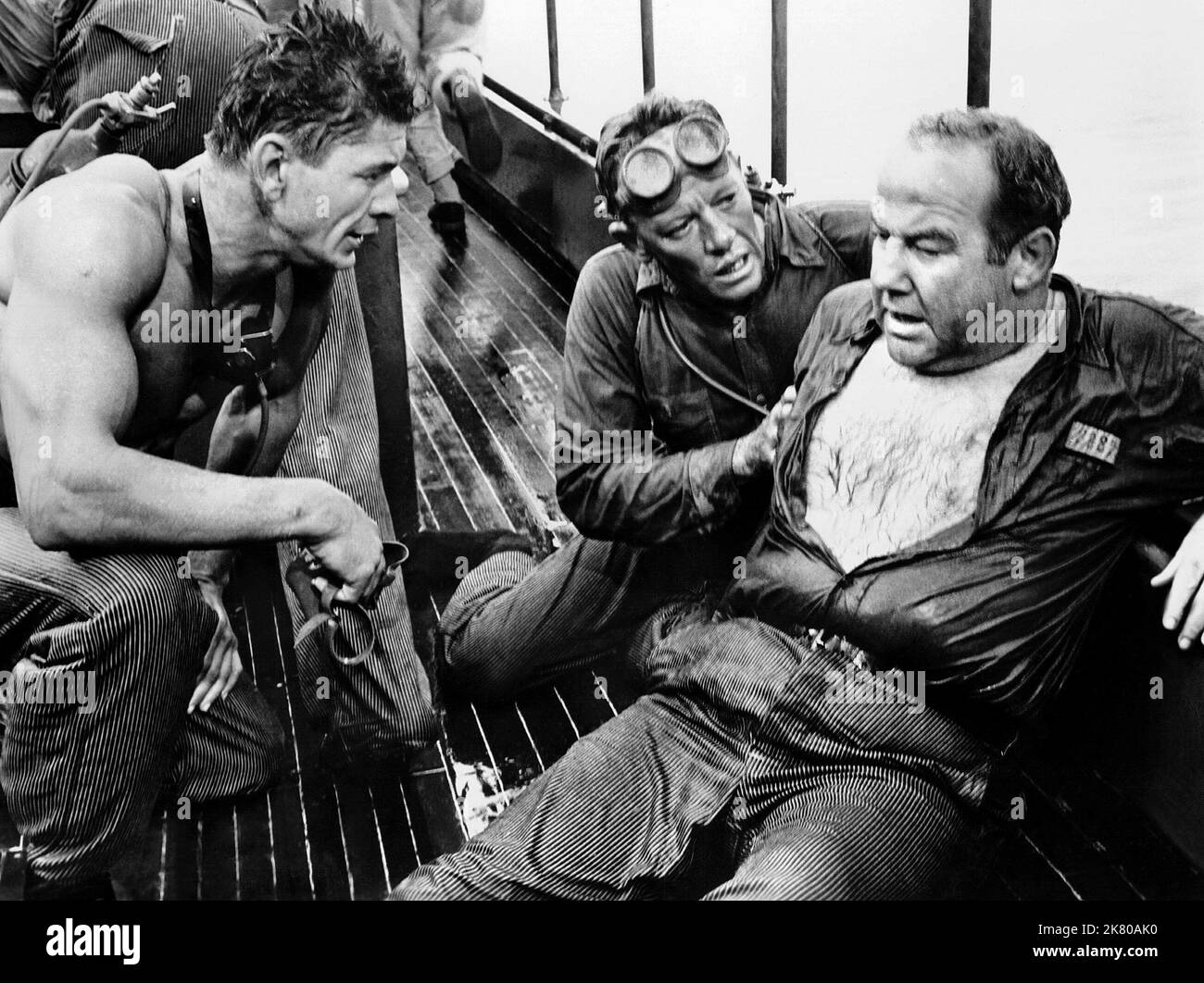 Charles Bronson, William Tannen & Broderick Crawford Film Big House U.S.A (1954) Regie: Howard W. Koch 01. März 1955 **WARNUNG** dieses Foto ist nur für redaktionelle Zwecke bestimmt und ist urheberrechtlich geschützt von UNITED ARTISTS und/oder dem von der Film- oder Produktionsgesellschaft beauftragten Fotografen und darf nur durch Veröffentlichungen in Verbindung mit der Werbung für den oben genannten Film reproduziert werden. Eine obligatorische Gutschrift für UNITED ARTISTS ist erforderlich. Der Fotograf sollte ebenfalls angerechnet werden, wenn er bekannt ist. Ohne schriftliche Genehmigung der Film Company kann keine kommerzielle Nutzung gewährt werden. Stockfoto