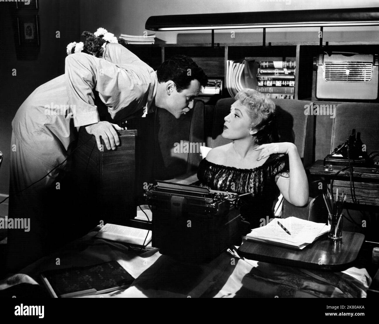 Jack Lemmon Und Judy Holliday Film Phffft! (1952) Charaktere: Robert Tracey & Nina Tracey geb. Chapman Regie: Mark Robson 10. November 1954 **WARNUNG** dieses Foto ist nur für redaktionelle Zwecke bestimmt und unterliegt dem Copyright von COLUMBIA und/oder dem Fotografen, der von der Film or Production Company beauftragt wurde. Eine obligatorische Gutschrift für COLUMBIA ist erforderlich. Der Fotograf sollte ebenfalls angerechnet werden, wenn er bekannt ist. Ohne schriftliche Genehmigung der Film Company kann keine kommerzielle Nutzung gewährt werden. Stockfoto