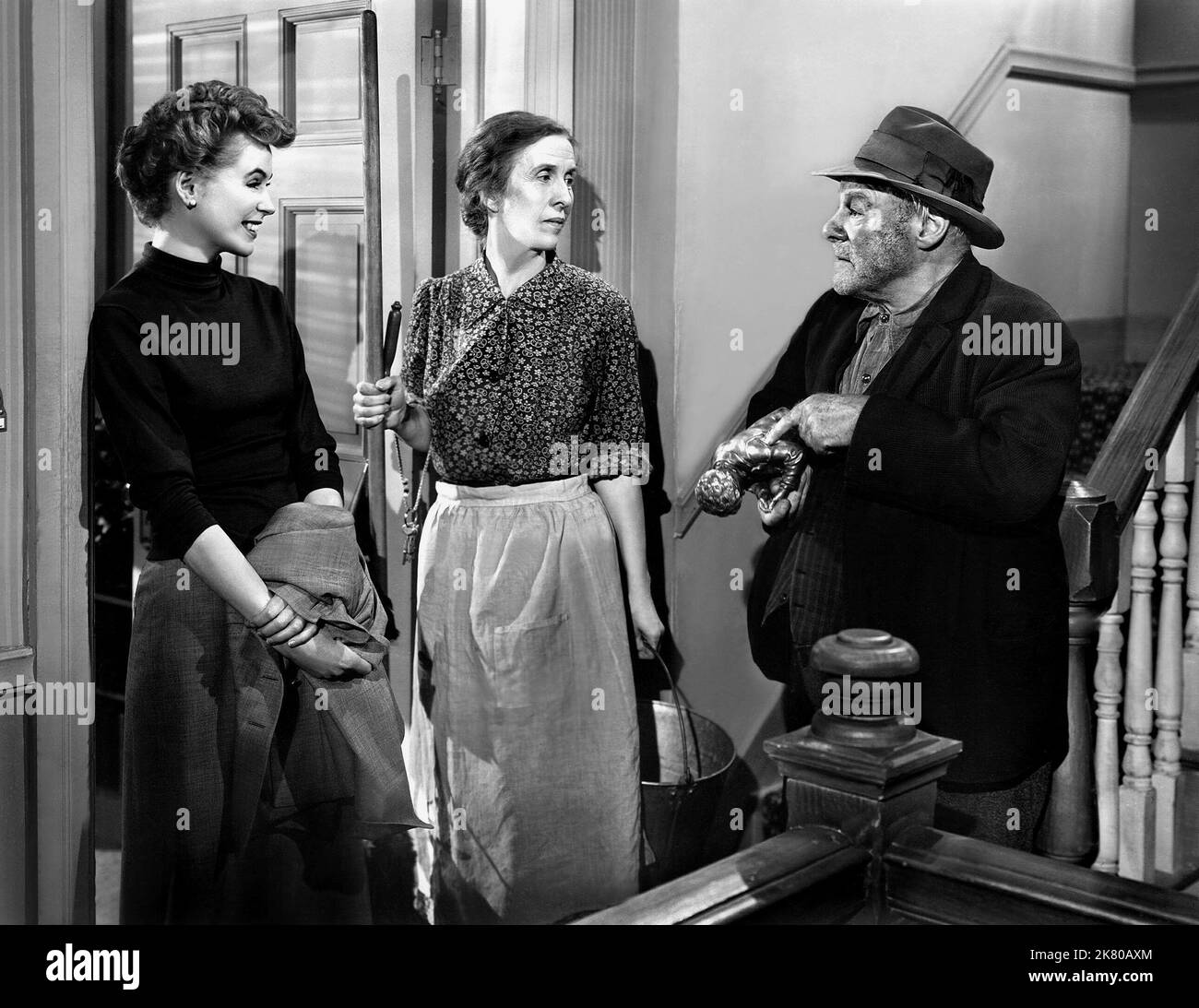 Dorothy Mcguire & Edmund Gwenn Film: Mister 880 (1954) Charaktere: Ann Winslow & 'Skipper' Miller Regie: Edmund Goulding 29. September 1950 **WARNUNG** Dieses Foto ist nur für redaktionelle Verwendung bestimmt und unterliegt dem Copyright von 20. CENTURY FOX und/oder des Fotografen, der von der Film- oder Produktionsfirma beauftragt wurde und darf nur durch Publikationen im Zusammenhang mit der Bewerbung des oben genannten Films reproduziert werden. Eine obligatorische Gutschrift an 20. CENTURY FOX ist erforderlich. Der Fotograf sollte auch bei Bekanntwerden des Fotos gutgeschrieben werden. Ohne schriftliche Genehmigung der Film Company kann keine kommerzielle Nutzung gewährt werden. Stockfoto