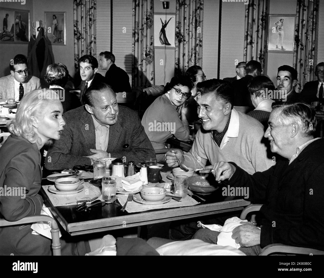 Jean Simmons, Jack Benny, Stewart Granger & Mervyn Leroy Film: Home Before Dark (USA 1958) Charaktere: Charlotte Bronn, & Regie: Mervyn Leroy 16 November 1958 **WARNUNG** Dieses Foto ist nur für redaktionelle Zwecke bestimmt und unterliegt dem Copyright von WARNER BROS. Und/oder des Fotografen, der von der Film- oder Produktionsfirma beauftragt wurde und nur durch Publikationen im Zusammenhang mit der Bewerbung des oben genannten Films reproduziert werden kann. Eine obligatorische Gutschrift an WARNER BROS. Ist erforderlich. Der Fotograf sollte auch bei Bekanntwerden des Fotos gutgeschrieben werden. Ohne schriftliche Genehmigung der Film Compan kann keine kommerzielle Nutzung gewährt werden Stockfoto