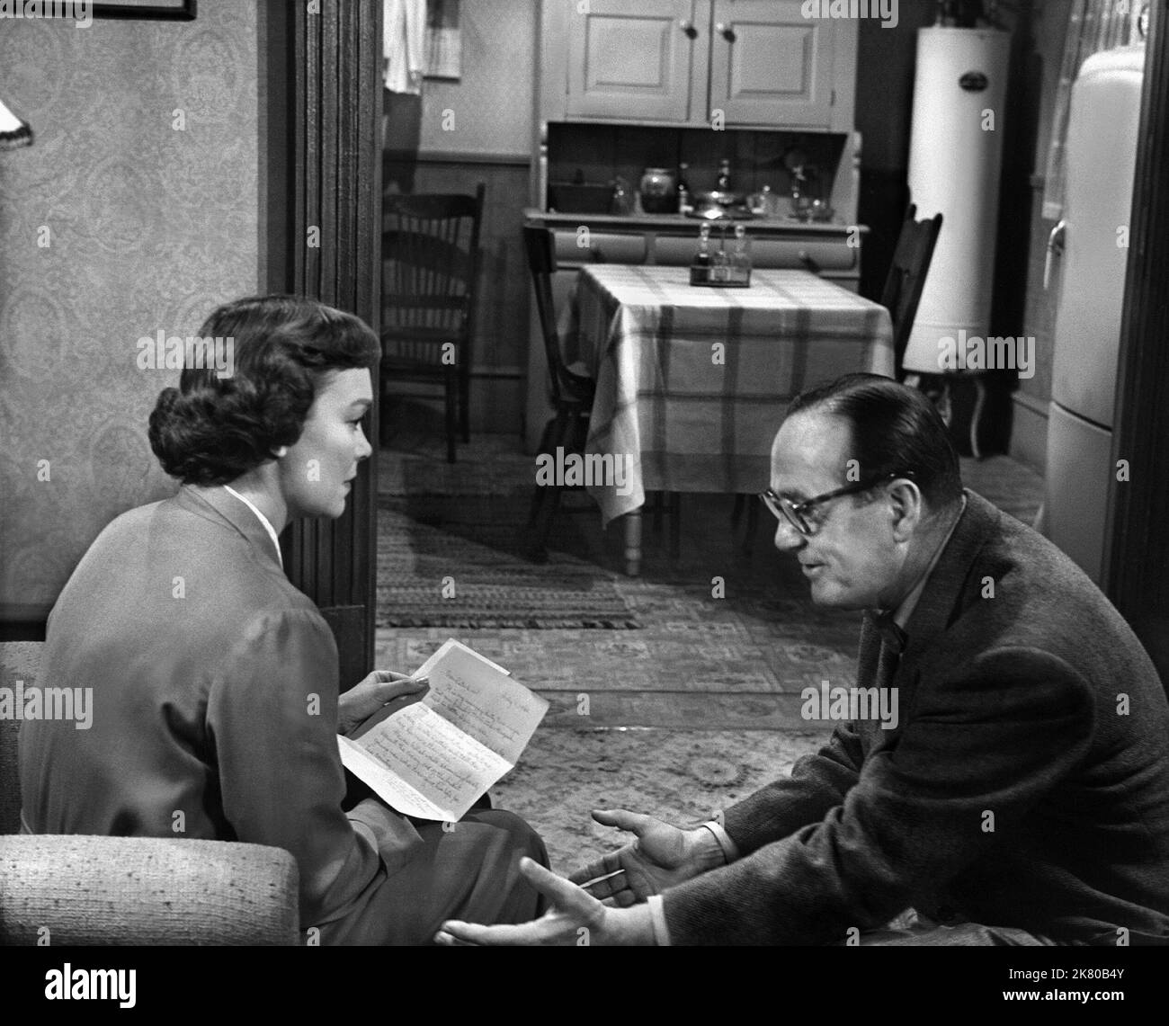 Jane Wyman & Rudolph Mate Film: Miracle In The Rain (1950) Charaktere: Ruth Wood & Regie: Rudolph Mate 31 March 1956 **WARNUNG** Dieses Foto ist nur für den redaktionellen Gebrauch bestimmt und unterliegt dem Copyright von WARNER BROS und/oder des Fotografen, der von der Film- oder Produktionsfirma beauftragt wurde, und kann nur durch Publikationen im Zusammenhang mit der Bewerbung des oben genannten Films reproduziert werden. Eine obligatorische Gutschrift an WARNER BROS ist erforderlich. Der Fotograf sollte auch bei Bekanntwerden des Fotos gutgeschrieben werden. Ohne schriftliche Genehmigung der Film Company kann keine kommerzielle Nutzung gewährt werden. Stockfoto