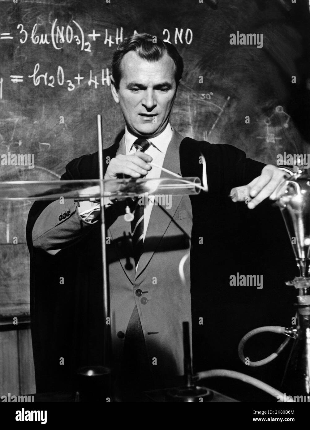 Nigel Patrick Film The Browning Version (UK 1951) Charaktere: Frank Hunter / basierend auf dem Stück von Terence Rattigan Regie: Anthony Asquith 15. Mai 1951 **WARNUNG** dieses Foto ist nur für redaktionelle Zwecke bestimmt und unterliegt dem Copyright von SPEERFILMEN und/oder dem Fotografen, der von der Film or Production Company zugewiesen wurde. Es kann nur durch Veröffentlichungen in Verbindung mit der Werbung für den oben genannten Film reproduziert werden. Für SPEERFILME ist eine obligatorische Gutschrift erforderlich. Der Fotograf sollte ebenfalls angerechnet werden, wenn er bekannt ist. Ohne schriftliche Genehmigung der Film Company kann keine kommerzielle Nutzung gewährt werden. Stockfoto