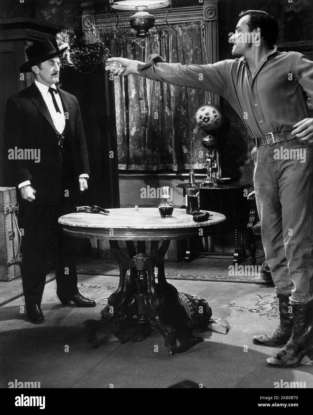 Kirk Douglas & John Ireland Film: Gunfight at the O.K. Corral; Gunfight at the OK Corral (USA 1957) Charaktere: Dr. John 'Doc' Holliday & Johnny Ringo Regie: John Sturges 30 May 1957 **WARNUNG** Dieses Foto ist nur für den redaktionellen Gebrauch bestimmt und unterliegt dem Copyright von PARAMOUNT und/oder des Fotografen, der von der Film- oder Produktionsfirma beauftragt wurde, und kann nur von Publikationen im Zusammenhang mit der Bewerbung des oben genannten Films reproduziert werden. Eine obligatorische Gutschrift an PARAMOUNT ist erforderlich. Der Fotograf sollte auch bei Bekanntwerden des Fotos gutgeschrieben werden. Ohne schriftliche Genehmigung kann keine kommerzielle Nutzung gewährt werden Stockfoto