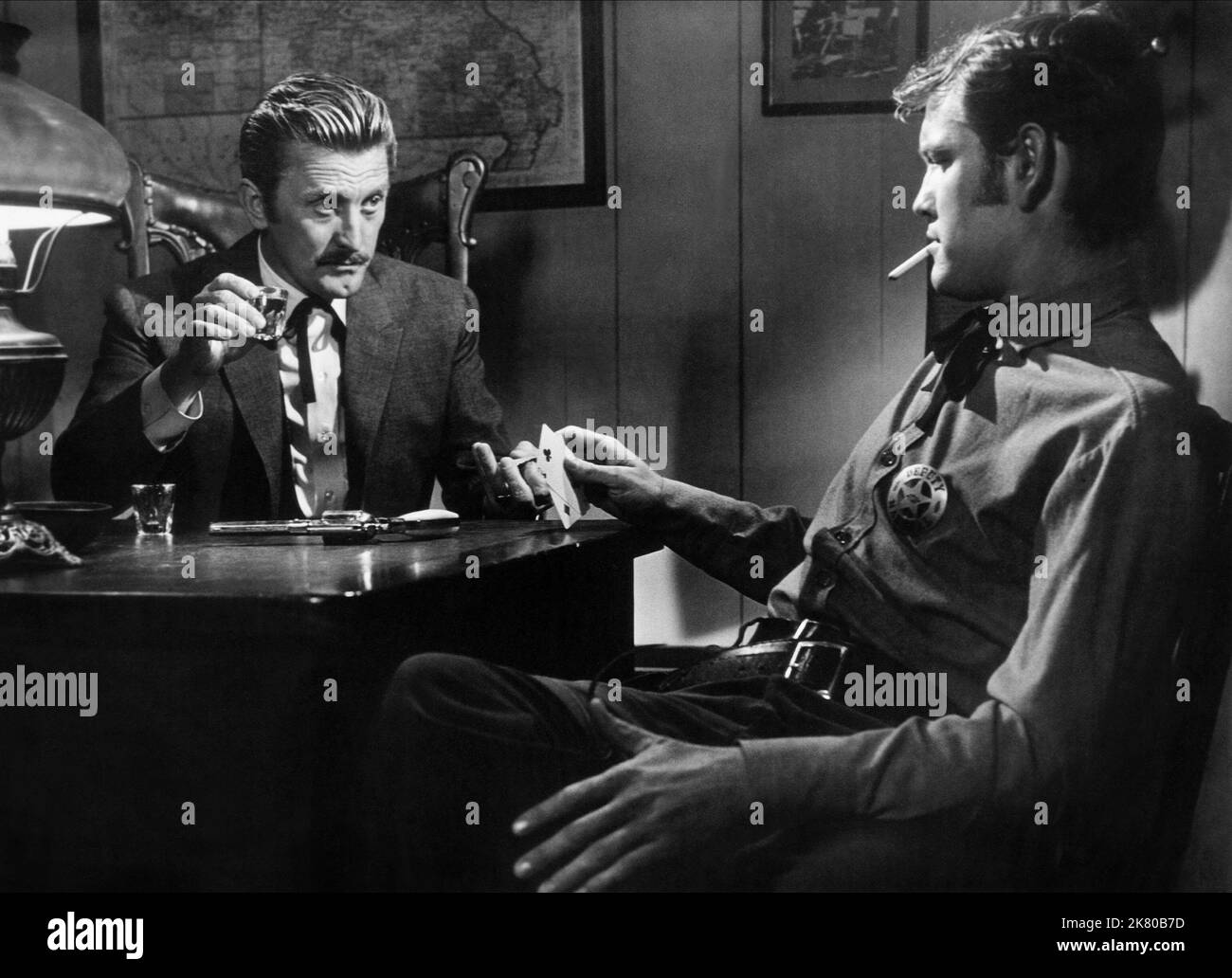 Kirk Douglas & Earl Holliman Film: Gunfight at the O.K. Corral; Gunfight at the OK Corral (USA 1957) Charaktere: Dr. John 'Doc' Holliday & Deputy Sheriff Charles 'Charlie' Bassett Regie: John Sturges 30 May 1957 **WARNUNG** Dieses Foto ist nur für den redaktionellen Gebrauch bestimmt und unterliegt dem Copyright von PARAMOUNT und/oder des Fotografen, der von der Film- oder Produktionsfirma beauftragt wurde, und kann nur von Publikationen im Zusammenhang mit der Bewerbung des oben genannten Films reproduziert werden. Eine obligatorische Gutschrift an PARAMOUNT ist erforderlich. Der Fotograf sollte auch bei Bekanntwerden des Fotos gutgeschrieben werden. Eine kommerzielle Nutzung kann nicht gewährt werden Stockfoto