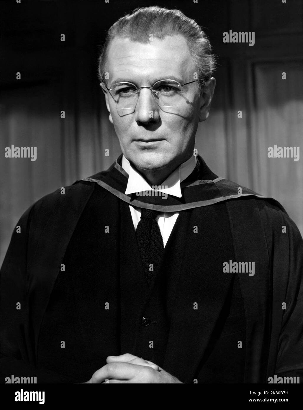 Michael Redgrave Film: The Browning Version (UK 1951) Charaktere: Andrew Crocker-Harris / nach dem Theaterstück von Terence Rattigan Regie: Anthony Asquith 15 May 1951 **WARNUNG** Dieses Foto ist nur für redaktionelle Zwecke bestimmt und unterliegt dem Copyright von SPEERFILMEN und/oder dem von der Film- oder Produktionsfirma beauftragten Fotografen.Es kann nur von Publikationen im Zusammenhang mit der Bewerbung des oben genannten Films reproduziert werden. Eine obligatorische Gutschrift zum JAVELIN VON FILMEN ist erforderlich. Der Fotograf sollte auch bei Bekanntwerden des Fotos gutgeschrieben werden. Ohne schriftliche Genehmigung des Films C kann keine kommerzielle Nutzung gewährt werden Stockfoto