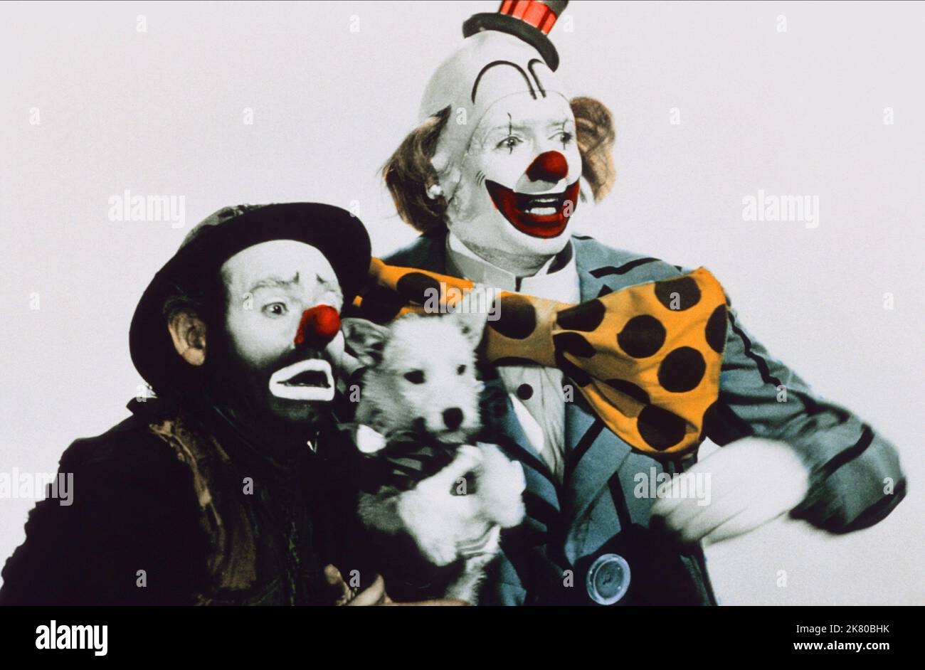 James Stewart & Lou Jacobs Film: The Greatest Show on Earth (1952) Charaktere: 'BUTTONS' Ein CLOWN, SICH selbst (CLOWN) Regie: Cecil B. DeMille 10 January 1952 **WARNUNG** Dieses Foto ist nur für den redaktionellen Gebrauch bestimmt und unterliegt dem Copyright von PARAMOUNT PICTURES und/oder des Fotografen, der von der Film- oder Produktionsfirma beauftragt wurde und darf nur von Publikationen im Zusammenhang mit der Bewerbung des oben genannten Films reproduziert werden. Eine obligatorische Gutschrift für PARAMOUNT-BILDER ist erforderlich. Der Fotograf sollte auch bei Bekanntwerden des Fotos gutgeschrieben werden. Ohne schriftliche Genehmigung des Films kann keine kommerzielle Nutzung gewährt werden Stockfoto