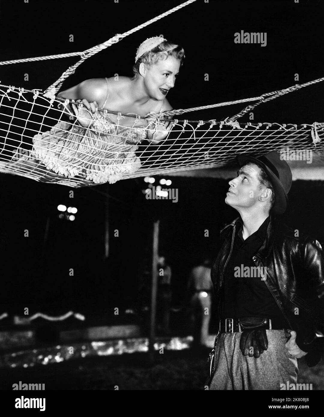 Charlton Heston & Betty Hutton Film The Greatest Show on Earth (1952) Charaktere: BRAD BRADEN, HOLLY Regie: Cecil B. DeMille 10. Januar 1952 **WARNUNG** dieses Foto ist nur für redaktionelle Zwecke bestimmt und unterliegt dem Copyright von PARAMOUNT PICTURES und/oder dem Fotografen, der von der Film or Production Company zugewiesen wurde. Es kann nur durch Veröffentlichungen in Verbindung mit der Werbung für den oben genannten Film reproduziert werden. Es ist eine obligatorische Gutschrift erforderlich, um BILDER ZU ÜBERSCHNEIDEN. Der Fotograf sollte ebenfalls angerechnet werden, wenn er bekannt ist. Ohne schriftliche Genehmigung der Film Company kann keine kommerzielle Nutzung gewährt werden. Stockfoto