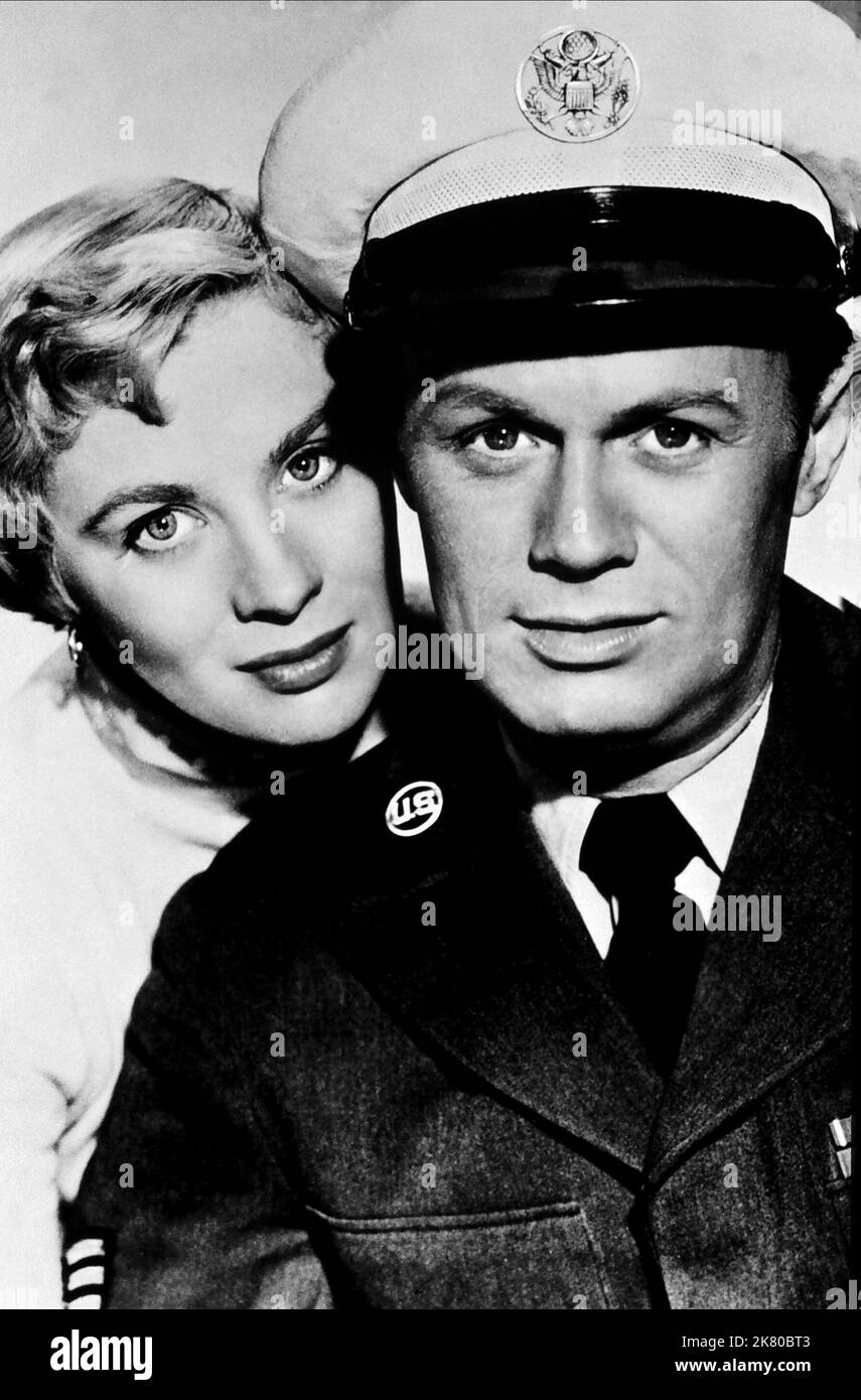 Mai Zetterling & Richard Widmark Film: A Prize of Gold (1959) Charaktere: Maria, Sergeant Joe Lawrence Regie: Mark Robson 17. April 1955 **WARNUNG** Dieses Foto ist nur für redaktionelle Zwecke bestimmt und unterliegt dem Copyright von WARW und/oder des Fotografen, der von der Film- oder Produktionsfirma beauftragt wurde, und kann nur von Publikationen im Zusammenhang mit der Bewerbung des oben genannten Films reproduziert werden. Eine obligatorische Gutschrift auf Garantie ist erforderlich. Der Fotograf sollte auch bei Bekanntwerden des Fotos gutgeschrieben werden. Ohne schriftliche Genehmigung der Film Company kann keine kommerzielle Nutzung gewährt werden. Stockfoto