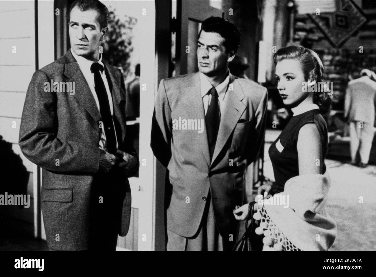 Vincent Price, Victor Mature & Piper Laurie Film Dangerous Mission (1956) Charaktere: Paul Adams, Matt Hallett, Louise Graham Regie: Louis King 06 März 1954 **WARNUNG** dieses Foto ist nur für redaktionelle Zwecke bestimmt und unterliegt dem Copyright von RKO und/oder dem Fotografen, der von der Film or Production Company zugewiesen wurde. Es kann nur durch Veröffentlichungen in Verbindung mit der Werbung für den oben genannten Film reproduziert werden. Eine obligatorische Gutschrift an RKO ist erforderlich. Der Fotograf sollte ebenfalls angerechnet werden, wenn er bekannt ist. Ohne schriftliche Genehmigung der Film Company kann keine kommerzielle Nutzung gewährt werden. Stockfoto