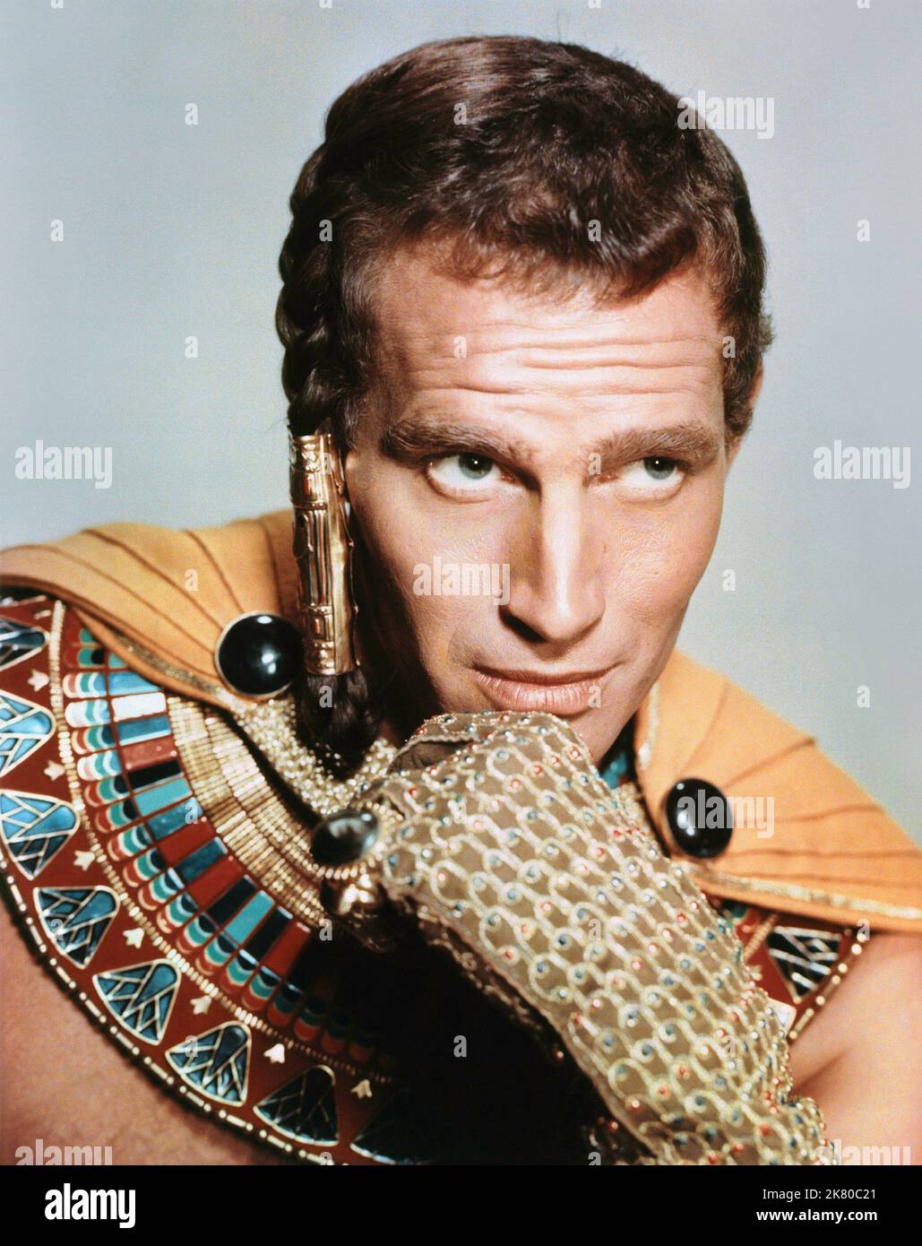 Charlton Heston Film The Ten Commandments (USA 1956) Charaktere: Moses Regie: Cecil B. DeMille 05. Oktober 1956 **WARNUNG** dieses Foto ist nur für redaktionelle Zwecke bestimmt und unterliegt dem Urheberrecht von UNIVERSAL und/oder dem Fotografen, der von der Film or Production Company zugewiesen wurde. Es kann nur durch Veröffentlichungen in Verbindung mit der Werbung für den oben genannten Film reproduziert werden. Eine obligatorische Gutschrift für UNIVERSAL ist erforderlich. Der Fotograf sollte ebenfalls angerechnet werden, wenn er bekannt ist. Ohne schriftliche Genehmigung der Film Company kann keine kommerzielle Nutzung gewährt werden. Stockfoto