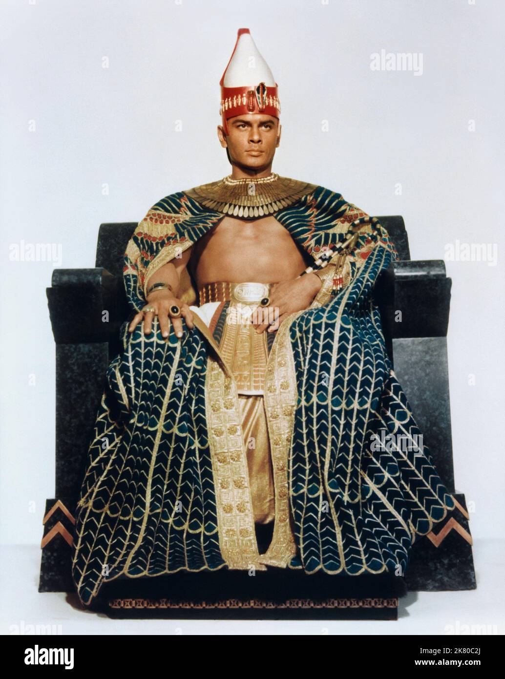 YUL Brynner Film The Ten Commandments (USA 1956) Charaktere: Rameses Regie: Cecil B. DeMille 05. Oktober 1956 **WARNUNG** dieses Foto ist nur für redaktionelle Zwecke bestimmt und unterliegt dem Urheberrecht von UNIVERSAL und/oder dem Fotografen, der von der Film or Production Company zugewiesen wurde. Es kann nur durch Veröffentlichungen in Verbindung mit der Werbung für den oben genannten Film reproduziert werden. Eine obligatorische Gutschrift für UNIVERSAL ist erforderlich. Der Fotograf sollte ebenfalls angerechnet werden, wenn er bekannt ist. Ohne schriftliche Genehmigung der Film Company kann keine kommerzielle Nutzung gewährt werden. Stockfoto