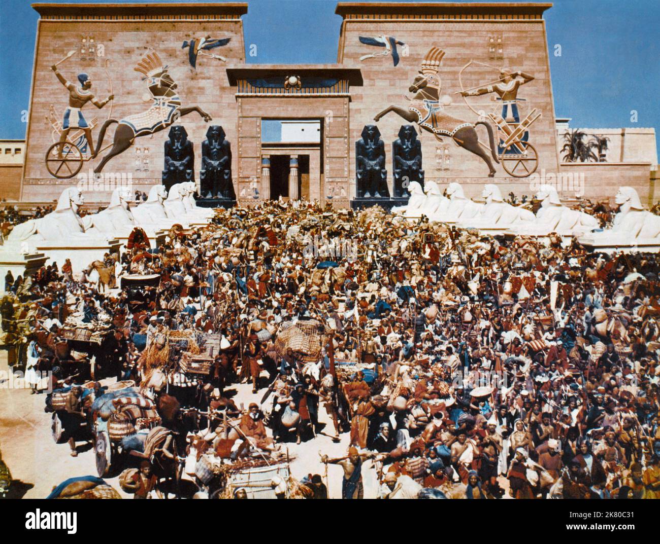Crowds of People Film The Ten Commandments (USA 1956) Regie: Cecil B. DeMille 05 Oktober 1956 **WARNUNG** dieses Foto ist nur für redaktionelle Zwecke bestimmt und unterliegt dem Urheberrecht von UNIVERSAL und/oder dem Fotografen, der von der Film- oder Produktionsgesellschaft beauftragt wurde. Es kann nur durch Veröffentlichungen in Verbindung mit der Werbung für den oben genannten Film reproduziert werden. Eine obligatorische Gutschrift für UNIVERSAL ist erforderlich. Der Fotograf sollte ebenfalls angerechnet werden, wenn er bekannt ist. Ohne schriftliche Genehmigung der Film Company kann keine kommerzielle Nutzung gewährt werden. Stockfoto