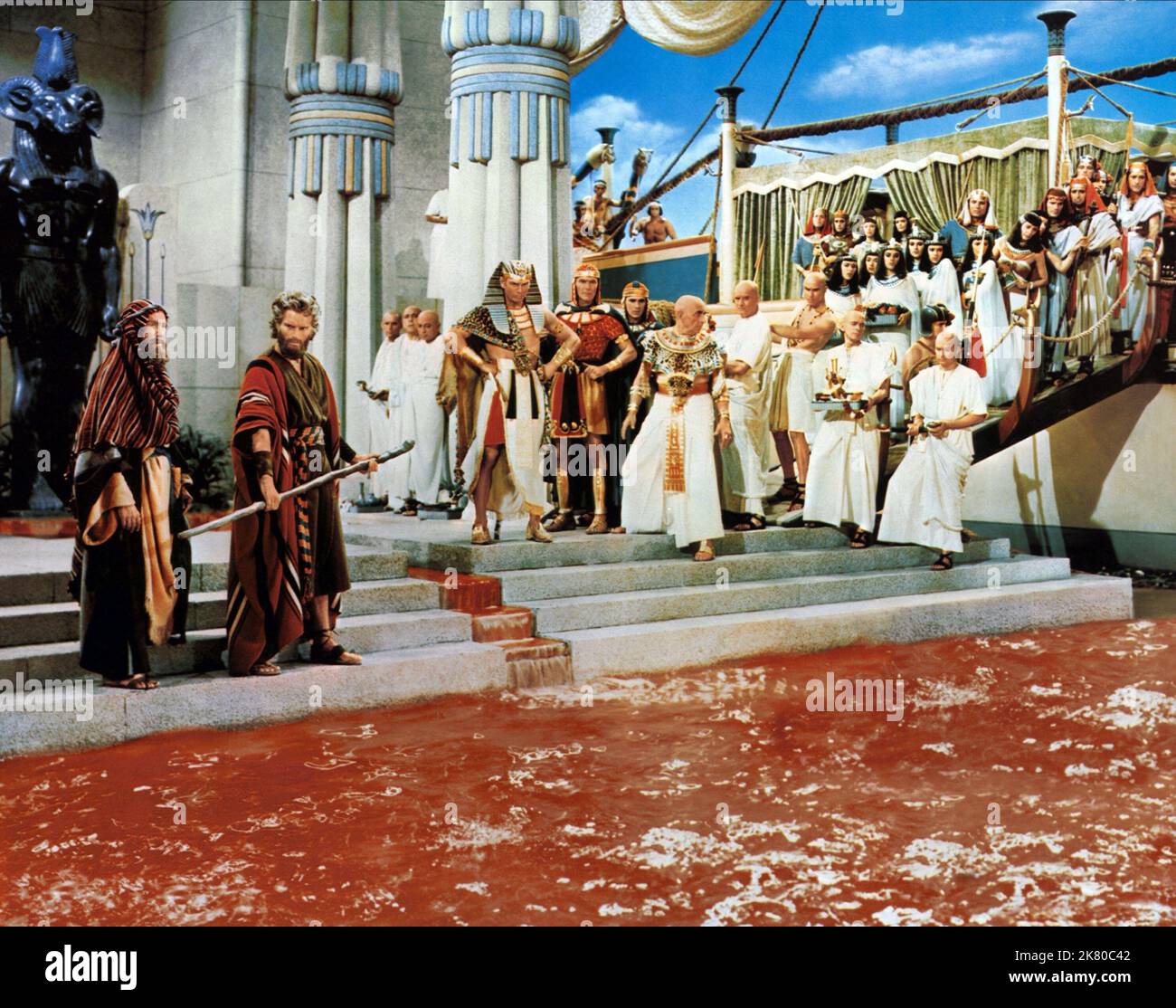 Charlton Heston & Yul Brynner Film The Ten Commandments (USA 1956) Charaktere: Moses, Rameses Regie: Cecil B. DeMille 05. Oktober 1956 **WARNUNG** dieses Foto ist nur für redaktionelle Zwecke bestimmt und unterliegt dem Copyright von UNIVERSAL und/oder dem Fotografen, der von der Film or Production Company zugewiesen wurde. Es kann nur durch Veröffentlichungen in Verbindung mit der Werbung für den oben genannten Film reproduziert werden. Eine obligatorische Gutschrift für UNIVERSAL ist erforderlich. Der Fotograf sollte ebenfalls angerechnet werden, wenn er bekannt ist. Ohne schriftliche Genehmigung der Film Company kann keine kommerzielle Nutzung gewährt werden. Stockfoto