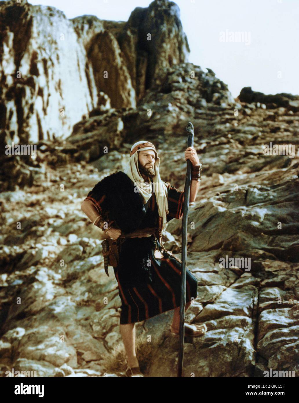 Charlton Heston Film The Ten Commandments (USA 1956) Charaktere: Moses Regie: Cecil B. DeMille 05. Oktober 1956 **WARNUNG** dieses Foto ist nur für redaktionelle Zwecke bestimmt und unterliegt dem Urheberrecht von UNIVERSAL und/oder dem Fotografen, der von der Film or Production Company zugewiesen wurde. Es kann nur durch Veröffentlichungen in Verbindung mit der Werbung für den oben genannten Film reproduziert werden. Eine obligatorische Gutschrift für UNIVERSAL ist erforderlich. Der Fotograf sollte ebenfalls angerechnet werden, wenn er bekannt ist. Ohne schriftliche Genehmigung der Film Company kann keine kommerzielle Nutzung gewährt werden. Stockfoto