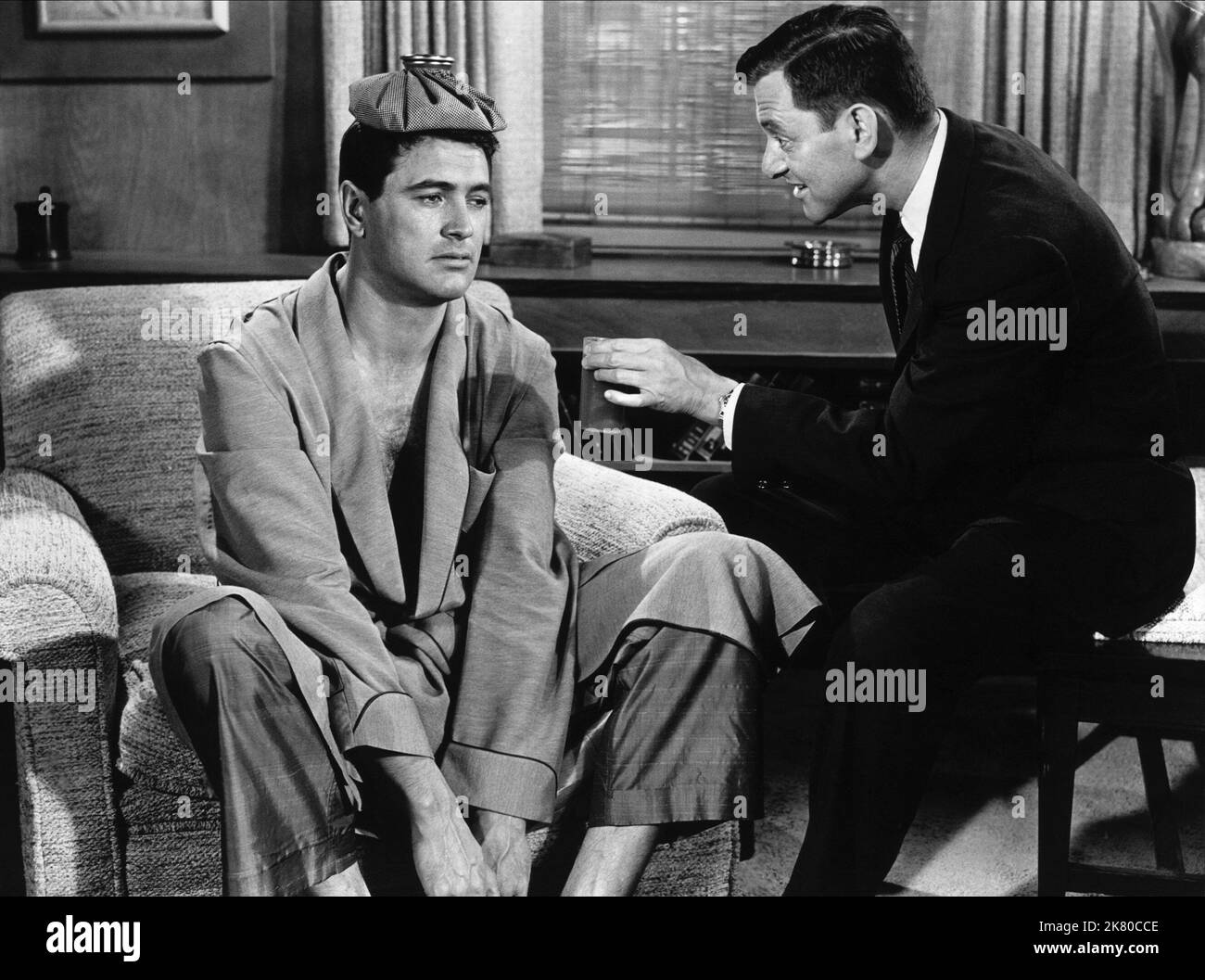 Rock Hudson & Tony Randall Film: Pillow Talk (USA 1959) Charaktere: Brad Allen - 'Rex Stetson', Jonathan Forbes Regie: Michael Gordon 06 October 1959 **WARNUNG** Dieses Foto ist nur für redaktionelle Zwecke bestimmt und unterliegt dem Copyright von UNIVERSAL und/oder dem Fotografen, der von der Film- oder Produktionsfirma beauftragt wurde und darf nur von Publikationen im Zusammenhang mit der Bewerbung des oben genannten Films reproduziert werden. Eine obligatorische Gutschrift an UNIVERSAL ist erforderlich. Der Fotograf sollte auch bei Bekanntwerden des Fotos gutgeschrieben werden. Ohne schriftliche Genehmigung der Film Company kann keine kommerzielle Nutzung gewährt werden. Stockfoto