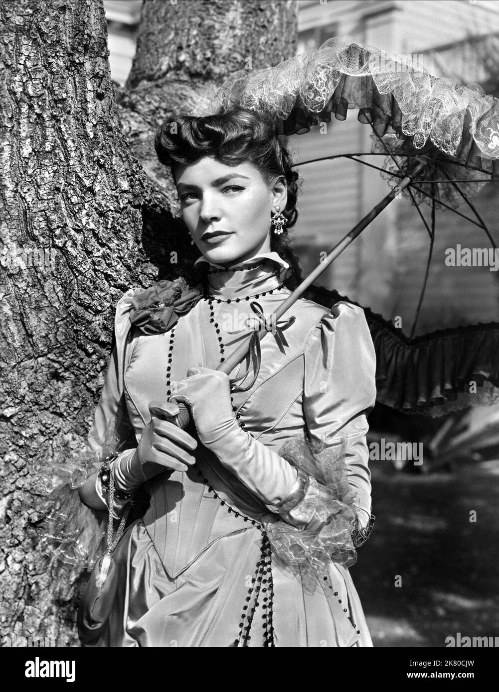 Lauren Bacall Film Bright Leaf (USA 1950) Charaktere: Sonia Kovac Regie: Michael Curtiz 16. Juni 1950 **WARNUNG** dieses Foto ist nur für redaktionelle Zwecke bestimmt und unterliegt dem Copyright von WARNER und/oder dem Fotografen, der von der Film- oder Produktionsgesellschaft beauftragt wurde. Es kann nur durch Veröffentlichungen in Verbindung mit der Werbung für den oben genannten Film reproduziert werden. Eine obligatorische Gutschrift an WARNER ist erforderlich. Der Fotograf sollte ebenfalls angerechnet werden, wenn er bekannt ist. Ohne schriftliche Genehmigung der Film Company kann keine kommerzielle Nutzung gewährt werden. Stockfoto