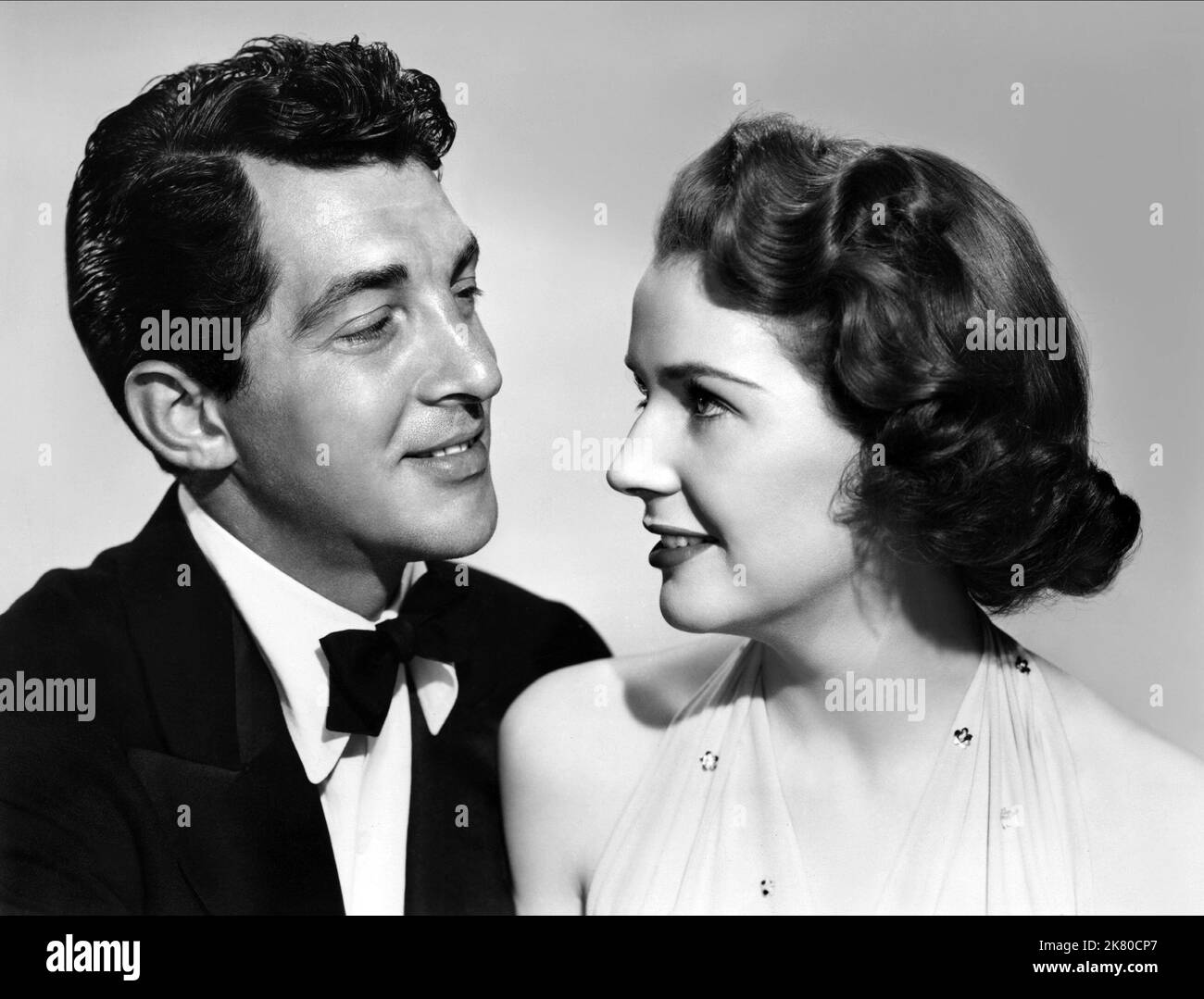 Dean Martin & Polly Bergen Film: The Stooge (USA 1951) Charaktere: Bill Miller, Mary Turner Regie: Norman Taurog 15. November 1951 **WARNUNG** Dieses Foto ist nur für redaktionelle Zwecke bestimmt und unterliegt dem Copyright von PARAMOUNT PICTURES und/oder des Fotografen, der von der Film- oder Produktionsfirma beauftragt wurde und darf nur von Publikationen im Zusammenhang mit der Bewerbung des oben genannten Films reproduziert werden. Eine obligatorische Gutschrift für PARAMOUNT-BILDER ist erforderlich. Der Fotograf sollte auch bei Bekanntwerden des Fotos gutgeschrieben werden. Ohne schriftliche Genehmigung der Film Company kann keine kommerzielle Nutzung gewährt werden. Stockfoto