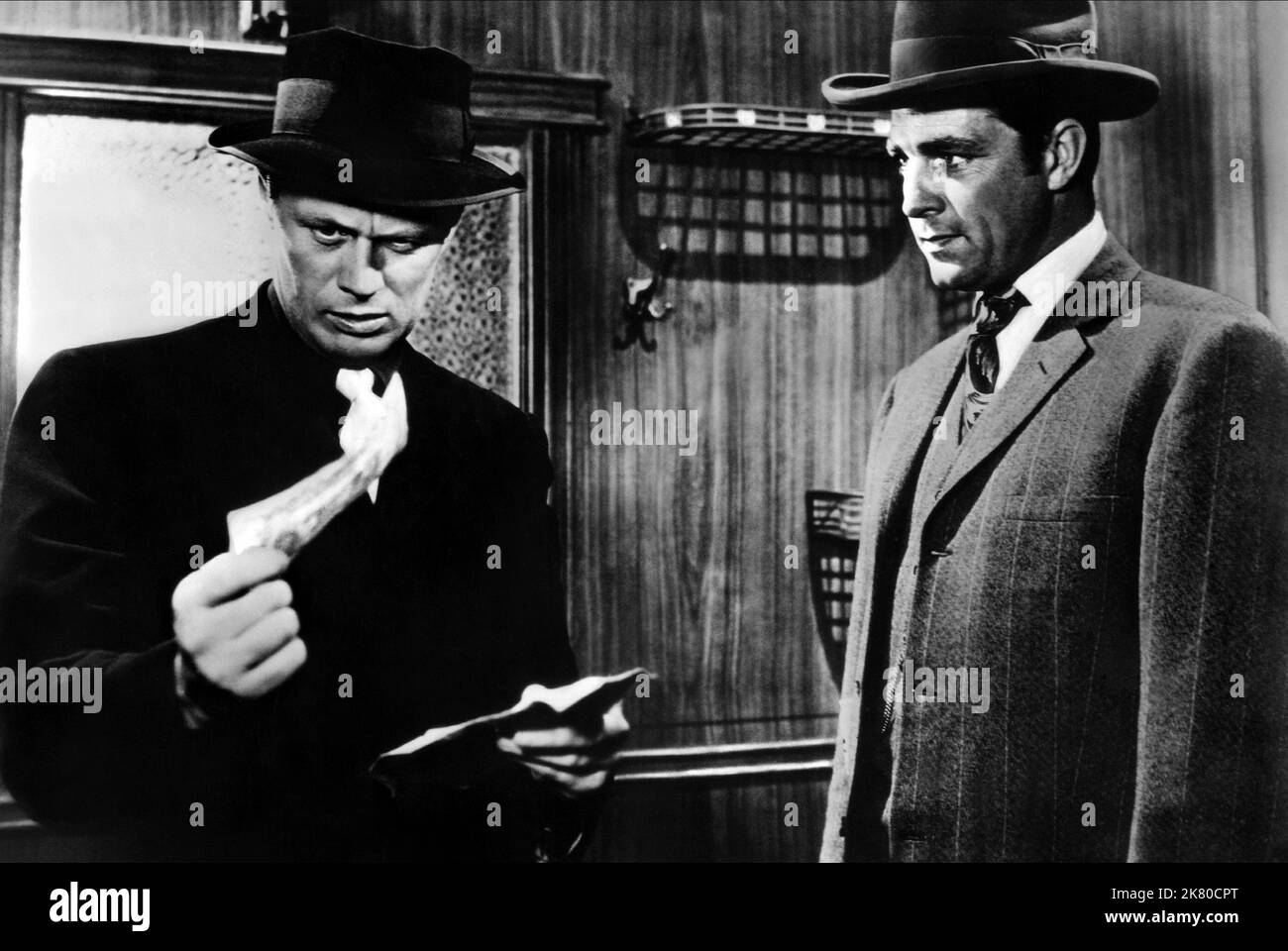 Richard Widmark & Dale Robertson Film: O. Henry'S Full House (1952) Charaktere: Johnny Kernan (The Clarion Call), Barney Woods (The Clarion Call) Regie: Henry Hathaway 19 September 1952 **WARNUNG** Dieses Foto ist nur für redaktionelle Verwendung bestimmt und unterliegt dem Copyright von 20 CENTURY FOX und/oder des Fotografen, der von der Film- oder Produktionsfirma beauftragt wurde und darf nur durch Publikationen im Zusammenhang mit der Bewerbung des oben genannten Films reproduziert werden. Eine obligatorische Gutschrift an 20 CENTURY FOX ist erforderlich. Der Fotograf sollte auch bei Bekanntwerden des Fotos gutgeschrieben werden. Ohne schriftliche Genehmigung kann keine kommerzielle Nutzung gewährt werden Stockfoto