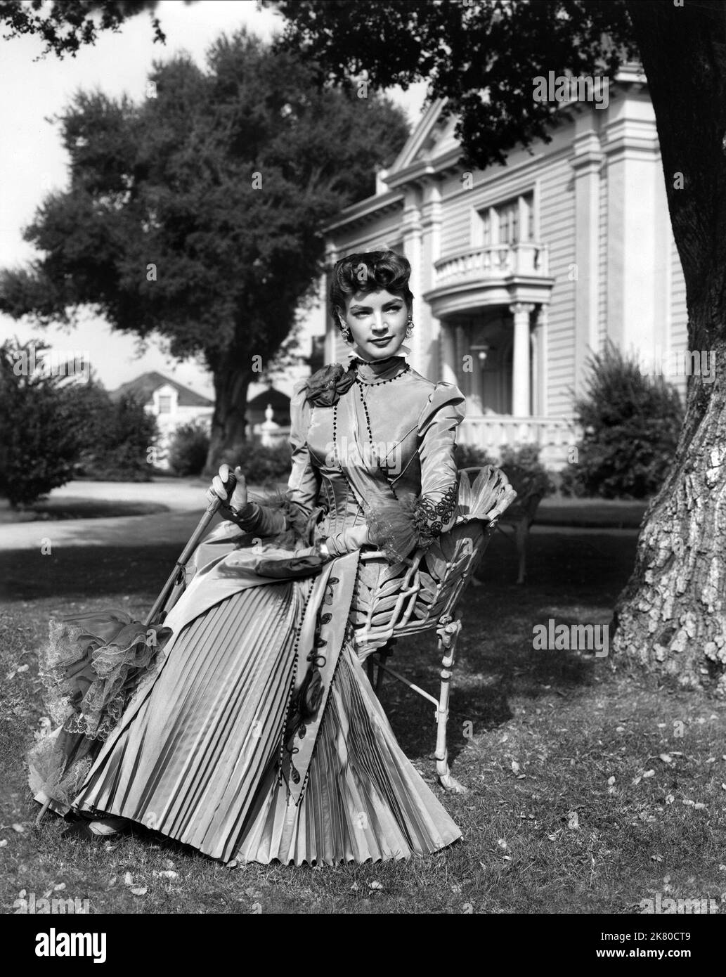Lauren Bacall Film Bright Leaf (USA 1950) Charaktere: Sonia Kovac Regie: Michael Curtiz 16. Juni 1950 **WARNUNG** dieses Foto ist nur für redaktionelle Zwecke bestimmt und unterliegt dem Copyright von WARNER und/oder dem Fotografen, der von der Film- oder Produktionsgesellschaft beauftragt wurde. Es kann nur durch Veröffentlichungen in Verbindung mit der Werbung für den oben genannten Film reproduziert werden. Eine obligatorische Gutschrift an WARNER ist erforderlich. Der Fotograf sollte ebenfalls angerechnet werden, wenn er bekannt ist. Ohne schriftliche Genehmigung der Film Company kann keine kommerzielle Nutzung gewährt werden. Stockfoto