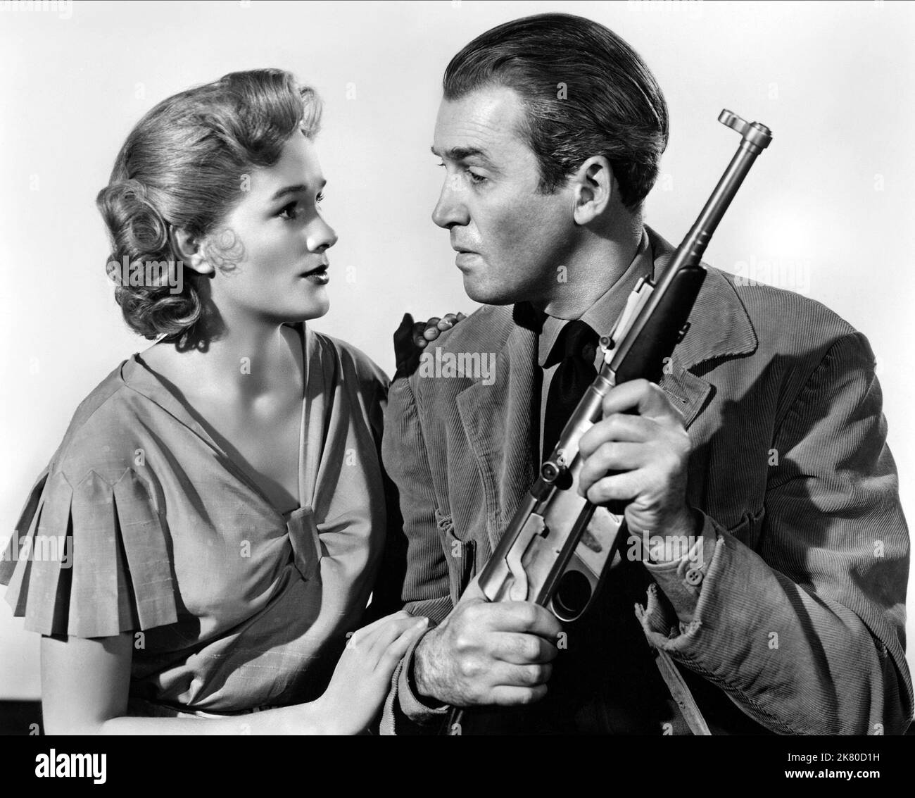 Jean Hagen & James Stewart Film: Carbine Williams (1952) Charaktere: Maggie Williams, Marsh Williams Regie: Richard Thorpe 24 April 1952 **WARNUNG** Dieses Foto ist nur für redaktionelle Zwecke bestimmt und unterliegt dem Copyright von MGM und/oder dem von der Film- oder Produktionsfirma beauftragten Fotografen und kann nur durch Publikationen im Zusammenhang mit der Bewerbung des oben genannten Films reproduziert werden. Eine obligatorische Gutschrift an MGM ist erforderlich. Der Fotograf sollte auch bei Bekanntwerden des Fotos gutgeschrieben werden. Ohne schriftliche Genehmigung der Film Company kann keine kommerzielle Nutzung gewährt werden. Stockfoto