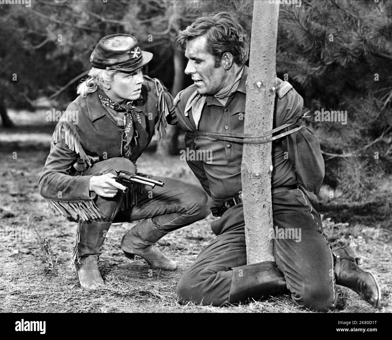 Doris Day & Philip Carey Film: Calamity Jane (USA 1953) Charaktere: Calamity Jane, Lieutenant Danny Gilmartin Regie: David Butler 04. November 1953 **WARNUNG** Dieses Foto ist nur für redaktionelle Zwecke bestimmt und unterliegt dem Copyright von WARNER BROS. Und/oder des Fotografen, der von der Film- oder Produktionsfirma beauftragt wurde und nur durch Publikationen im Zusammenhang mit der Bewerbung des oben genannten Films reproduziert werden kann. Eine obligatorische Gutschrift an WARNER BROS. Ist erforderlich. Der Fotograf sollte auch bei Bekanntwerden des Fotos gutgeschrieben werden. Ohne schriftliche Genehmigung der Film Company kann keine kommerzielle Nutzung gewährt werden. Stockfoto