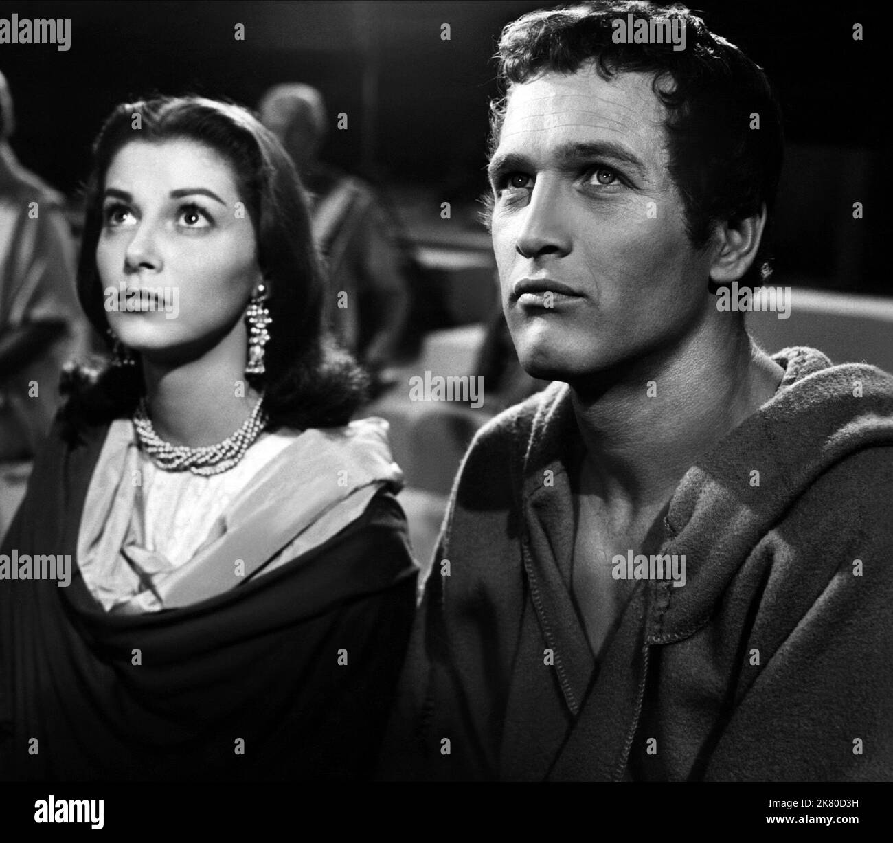 Pier Angeli & Paul Newman Film: The Silver Chalice (USA 1954) Charaktere: Deborra, Basil Regie: Victor Saville 17 December 1954 **WARNUNG** Dieses Foto ist nur für redaktionelle Zwecke bestimmt und unterliegt dem Copyright von WARNER BROS. Und/oder des Fotografen, der von der Film- oder Produktionsfirma beauftragt wurde und nur durch Publikationen im Zusammenhang mit der Bewerbung des oben genannten Films reproduziert werden kann. Eine obligatorische Gutschrift an WARNER BROS. Ist erforderlich. Der Fotograf sollte auch bei Bekanntwerden des Fotos gutgeschrieben werden. Ohne schriftliche Genehmigung der Film Company kann keine kommerzielle Nutzung gewährt werden. Stockfoto