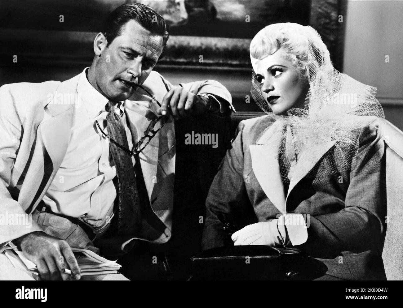 William Holden & Judy Holliday Film Born Yourday (USA 1950) Charaktere: Paul Verrall, Emma 'Billie' Dawn Regie: George Cukor 25. Dezember 1950 **WARNUNG** dieses Foto ist nur für redaktionelle Zwecke bestimmt und unterliegt dem Copyright von COLUMBIA und/oder dem Fotografen, der von der Film or Production Company zugewiesen wurde. Es kann nur durch Veröffentlichungen in Verbindung mit der Werbung für den obigen Film reproduziert werden. Eine obligatorische Gutschrift für COLUMBIA ist erforderlich. Der Fotograf sollte ebenfalls angerechnet werden, wenn er bekannt ist. Ohne schriftliche Genehmigung der Film Company kann keine kommerzielle Nutzung gewährt werden. Stockfoto