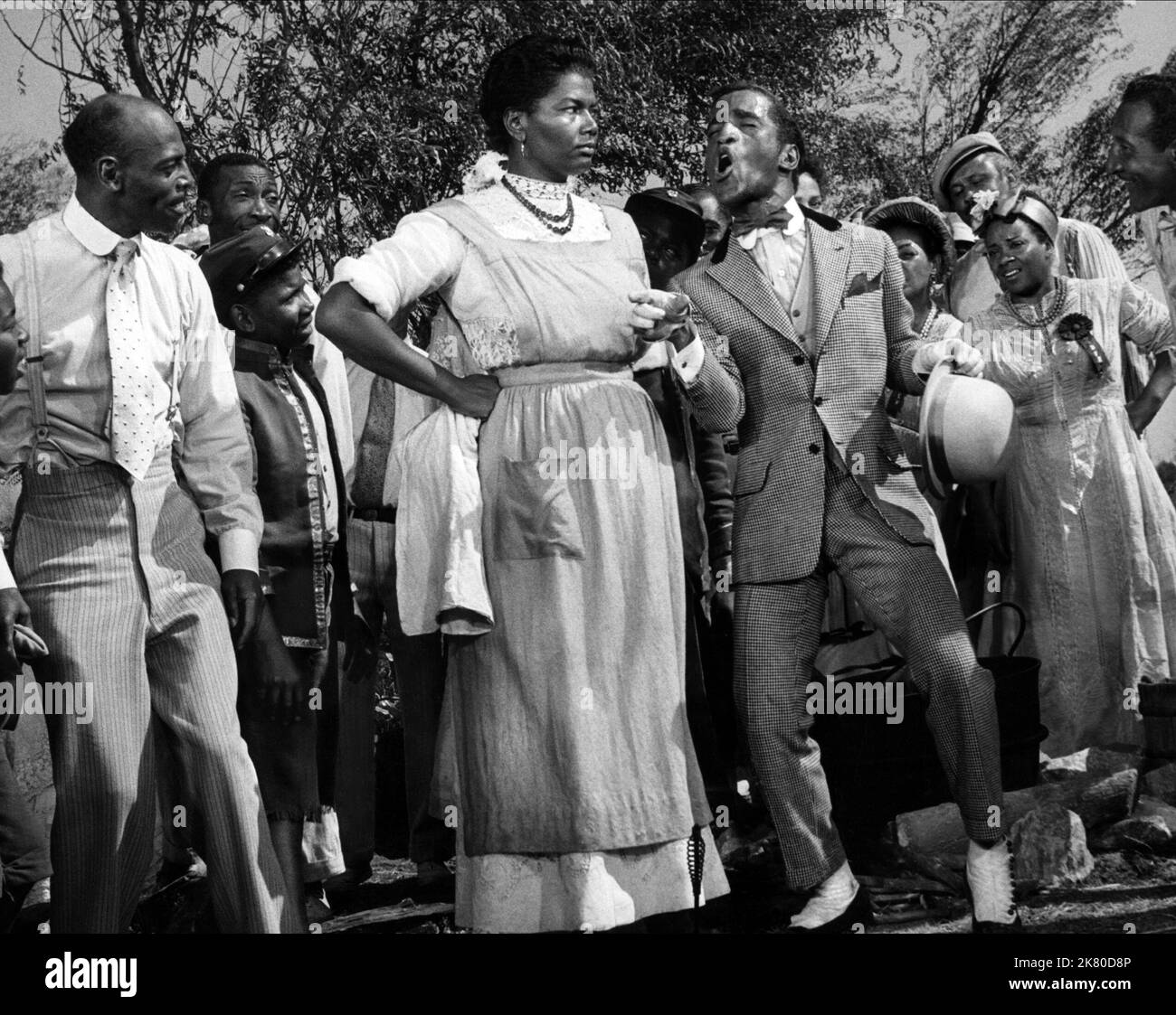 Pearl Bailey & Sammy Davis Jr. Film: Porgy And Bess (1959) Charaktere: Maria, Sportin' Life Regie: Otto Preminger 24 June 1959 **WARNUNG** Dieses Foto ist nur für redaktionelle Zwecke bestimmt und unterliegt dem Copyright von COLUMBIA und/oder dem von der Film- oder Produktionsgesellschaft beauftragten Fotografen und kann nur durch Publikationen im Zusammenhang mit der Bewerbung des oben genannten Films reproduziert werden. Eine obligatorische Gutschrift an COLUMBIA ist erforderlich. Der Fotograf sollte auch bei Bekanntwerden des Fotos gutgeschrieben werden. Ohne schriftliche Genehmigung der Film Company kann keine kommerzielle Nutzung gewährt werden. Stockfoto