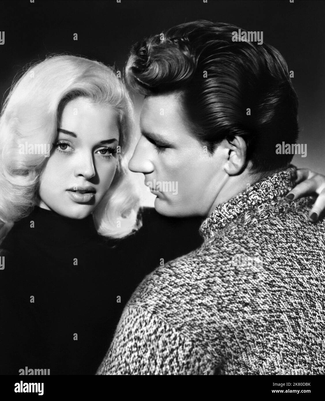 Diana Dors & Joe Robinson Film: A Kid for Two Farthings (1955) Charaktere: Sonia, Sam Heppner Regie: Carol Reed 10 May 1955 **WARNUNG** Dieses Foto ist nur für redaktionelle Zwecke bestimmt und unterliegt dem Copyright von LONDON FILM und/oder dem von der Film oder Production Company beauftragten Fotografen und kann nur von Publikationen im Zusammenhang mit der Bewerbung des oben genannten Films reproduziert werden. Eine obligatorische Gutschrift für LONDONER FILM ist erforderlich. Der Fotograf sollte auch bei Bekanntwerden des Fotos gutgeschrieben werden. Ohne schriftliche Genehmigung der Film Company kann keine kommerzielle Nutzung gewährt werden. Stockfoto