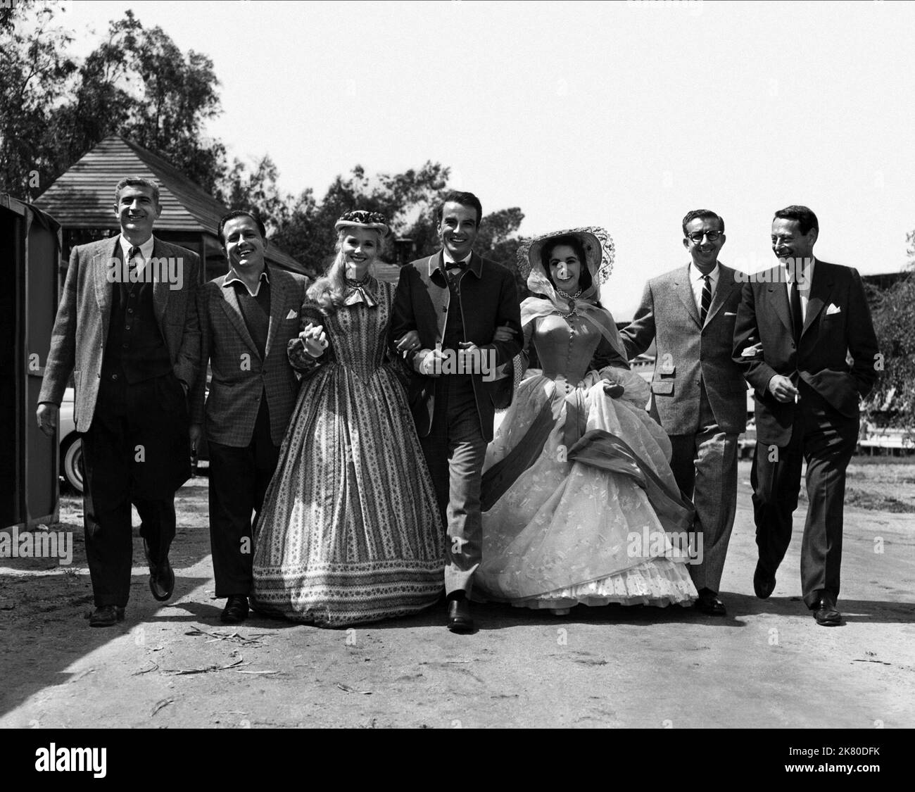 Millard Kaufman, Edward Dmytryk, Eva Marie Saint, Montgomery Clift, Elizabeth Taylor, Dore Schary & David Lewis Film: Raintree County (USA 1957) Charaktere: Nell Gaither, John Wickliff Shawnessy, Susanna Drake / Literaturverfilmung (nach dem Buch von Ross Lockridge Jr.) Regie: Edward Dmytryk 04 October 1957 **WARNUNG** Dieses Foto ist nur für den redaktionellen Gebrauch bestimmt und unterliegt dem Copyright von MGM und/oder dem Fotografen, der von der Film- oder Produktionsfirma beauftragt wurde.Es kann nur durch Publikationen im Zusammenhang mit der Bewerbung des oben genannten Films reproduziert werden. Eine obligatorische Gutschrift an MGM ist erforderlich Stockfoto