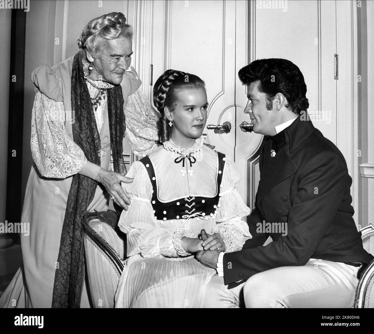 Adeline De Walt Reynolds, Anne Francis & Dale Robertson Film: Lydia Bailey (1953) Charaktere: Mme. d'Autremont, Lydia Bailey, Albion Hamlin Regie: Jean Negulesco 30 May 1952 **WARNUNG** Dieses Foto ist nur für den redaktionellen Gebrauch bestimmt und unterliegt dem Copyright von 20. CENTURY FOX und/oder des Fotografen, der von der Film- oder Produktionsfirma beauftragt wurde, und kann nur durch Publikationen im Zusammenhang mit der Bewerbung des oben genannten Films reproduziert werden. Eine obligatorische Gutschrift an 20. CENTURY FOX ist erforderlich. Der Fotograf sollte auch bei Bekanntwerden des Fotos gutgeschrieben werden. Ohne schriftliche Genehmigung kann keine kommerzielle Nutzung gewährt werden Stockfoto