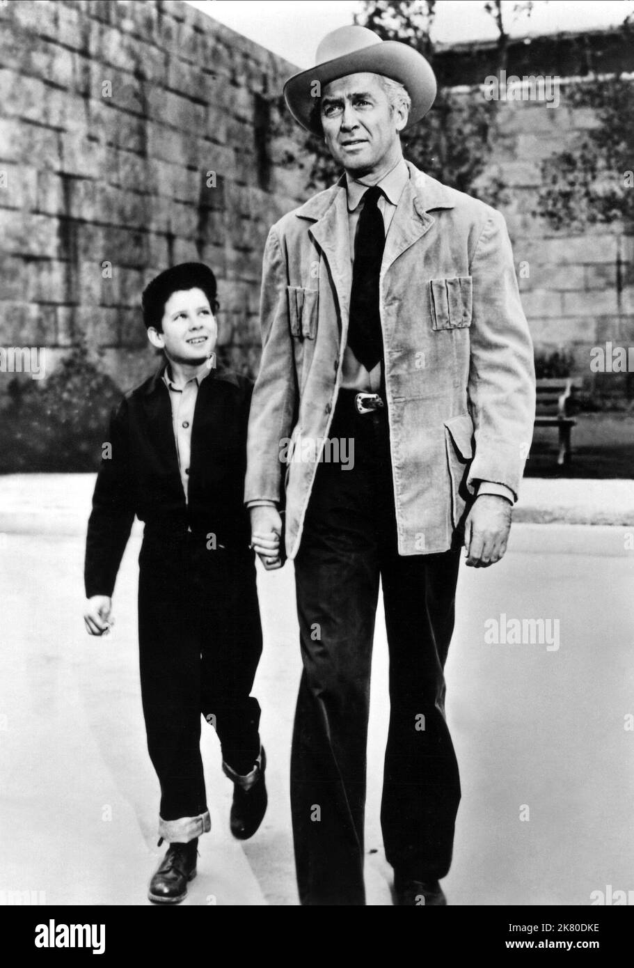 Carl Benton Reid & James Stewart Film: Carbine Williams (1957) Charaktere: Claude Williams, Marsh Williams Regie: Richard Thorpe 24 April 1952 **WARNUNG** Dieses Foto ist nur für redaktionelle Zwecke bestimmt und unterliegt dem Copyright von MGM und/oder dem von der Film- oder Produktionsfirma beauftragten Fotografen und kann nur durch Publikationen im Zusammenhang mit der Bewerbung des oben genannten Films reproduziert werden. Eine obligatorische Gutschrift an MGM ist erforderlich. Der Fotograf sollte auch bei Bekanntwerden des Fotos gutgeschrieben werden. Ohne schriftliche Genehmigung der Film Company kann keine kommerzielle Nutzung gewährt werden. Stockfoto