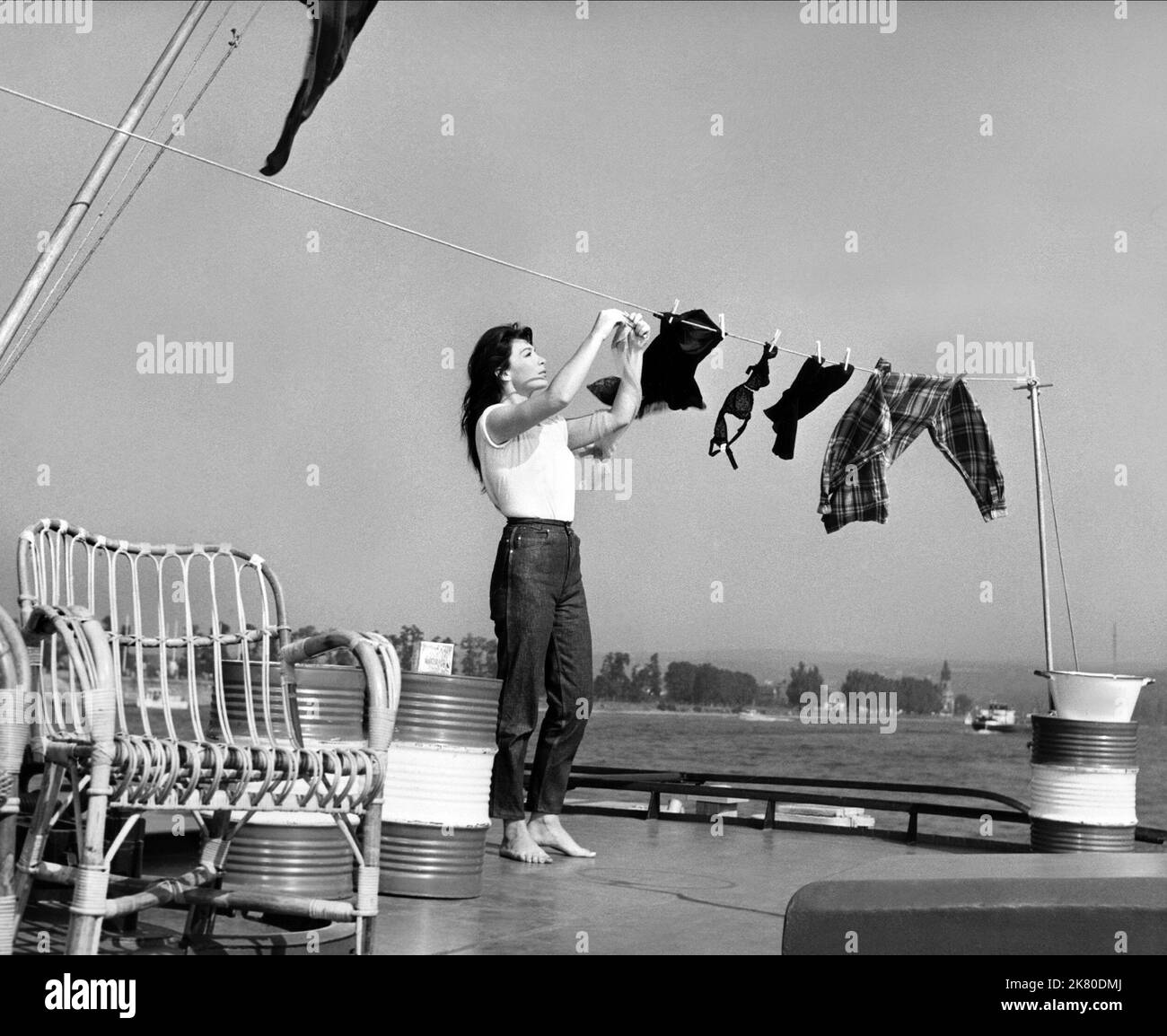 Juliette Greco Film Whirlpool (1959) Charaktere: LoRa Regie: Lewis Allen 12. Oktober 1959 **WARNUNG** dieses Foto ist nur für redaktionelle Zwecke bestimmt und unterliegt dem Urheberrecht von RANG und/oder dem Fotografen, der von der Film- oder Produktionsgesellschaft zugewiesen wurde. Für die EINSTUFUNG ist eine erforderliche Gutschrift erforderlich. Der Fotograf sollte ebenfalls angerechnet werden, wenn er bekannt ist. Ohne schriftliche Genehmigung der Film Company kann keine kommerzielle Nutzung gewährt werden. Stockfoto