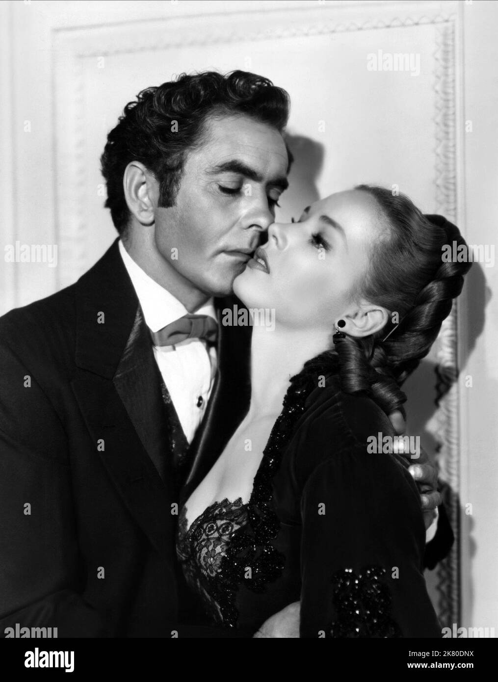 Tyrone Power & Piper Laurie Film The Mississippi Gambler (1954) Charaktere: Mark Fallon, Angelique 'Leia' Dureau Regie: Rudolph Mate 13. Januar 1953 **WARNUNG** dieses Foto ist nur für redaktionelle Zwecke bestimmt und unterliegt dem Urheberrecht von UNIVERSAL und/oder dem Fotografen, der von der Film- oder Produktionsgesellschaft zugewiesen wurde. Eine obligatorische Gutschrift für UNIVERSAL ist erforderlich. Der Fotograf sollte ebenfalls angerechnet werden, wenn er bekannt ist. Ohne schriftliche Genehmigung der Film Company kann keine kommerzielle Nutzung gewährt werden. Stockfoto