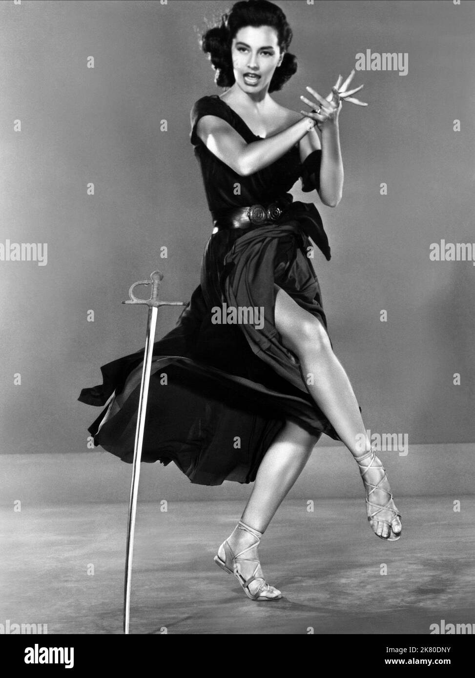 CYD Charisse Film Sombrero (1953) Charaktere: Lola de Torrano Regie: Norman Foster 04. September 1953 **WARNUNG** dieses Foto ist nur für redaktionelle Zwecke bestimmt und unterliegt dem Urheberrecht von MGM und/oder dem Fotografen, der von der Film- oder Produktionsgesellschaft beauftragt wurde, und kann nur durch Veröffentlichungen in Verbindung mit der Werbung für den obigen Film reproduziert werden. Eine obligatorische Gutschrift an MGM ist erforderlich. Der Fotograf sollte ebenfalls angerechnet werden, wenn er bekannt ist. Ohne schriftliche Genehmigung der Film Company kann keine kommerzielle Nutzung gewährt werden. Stockfoto