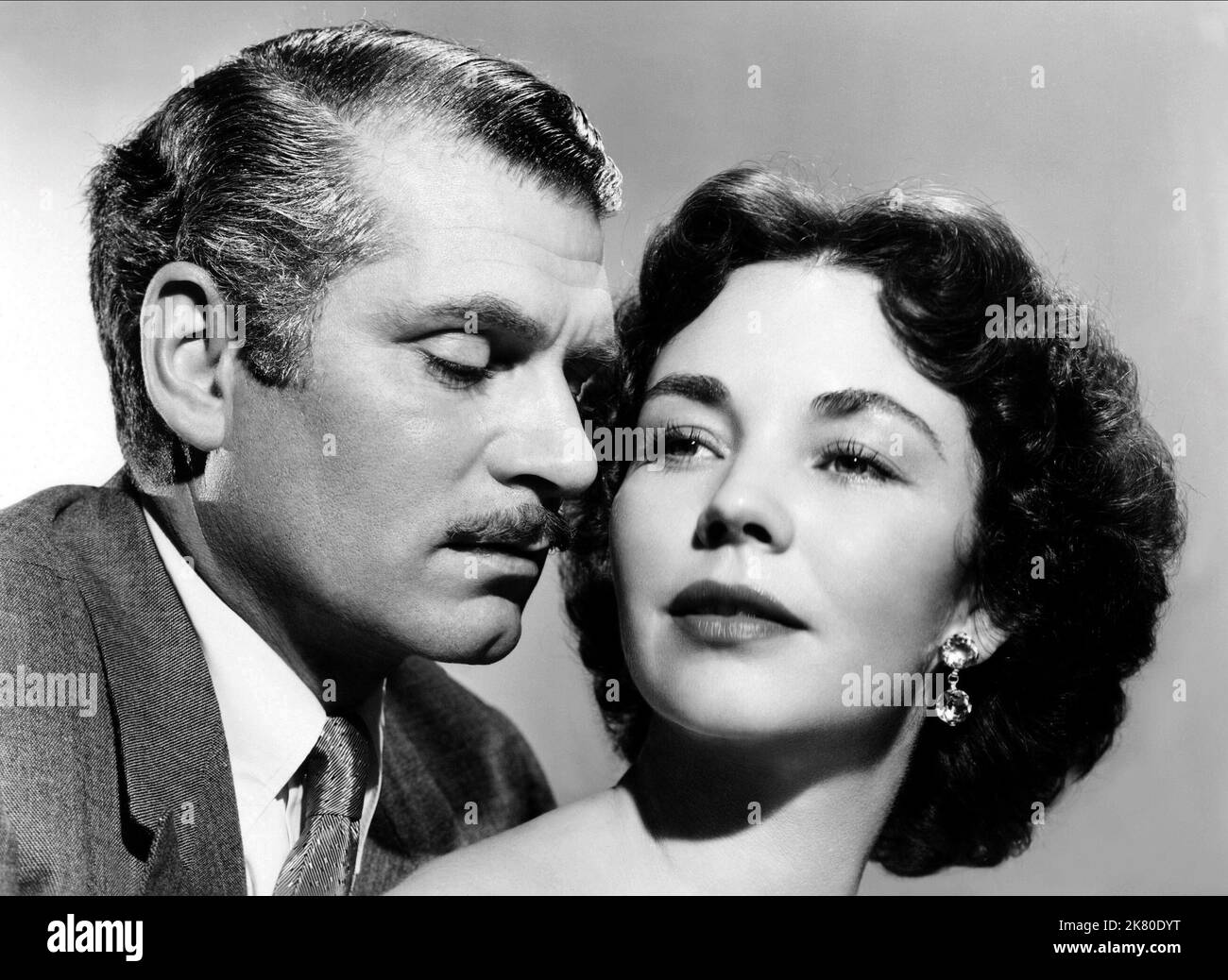 Laurence Olivier & Jennifer Jones Film: Carrie (1952) Charaktere: George Hurstwood, Carrie Meeber Regie: William Wyler 07 May 1952 **WARNUNG** Dieses Foto ist nur für redaktionelle Zwecke bestimmt und unterliegt dem Copyright von PARAMOUNT und/oder des Fotografen, der von der Film- oder Produktionsfirma beauftragt wurde und darf nur von Publikationen im Zusammenhang mit der Bewerbung des oben genannten Films reproduziert werden. Eine obligatorische Gutschrift an PARAMOUNT ist erforderlich. Der Fotograf sollte auch bei Bekanntwerden des Fotos gutgeschrieben werden. Ohne schriftliche Genehmigung der Film Company kann keine kommerzielle Nutzung gewährt werden. Stockfoto